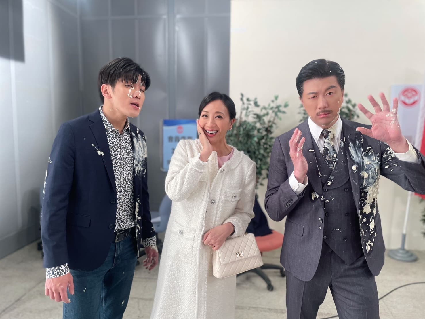 吳政澔、潘奕如、吳皓昇遭豆渣沾滿身。(民視提供)