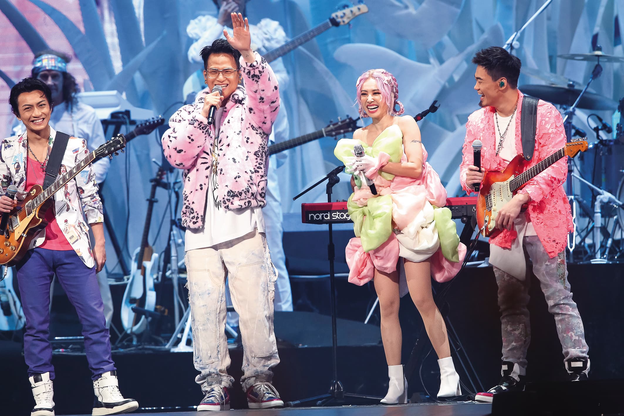 茄子蛋曾受蔡依林(右二)邀約,在演唱會上合體演出。