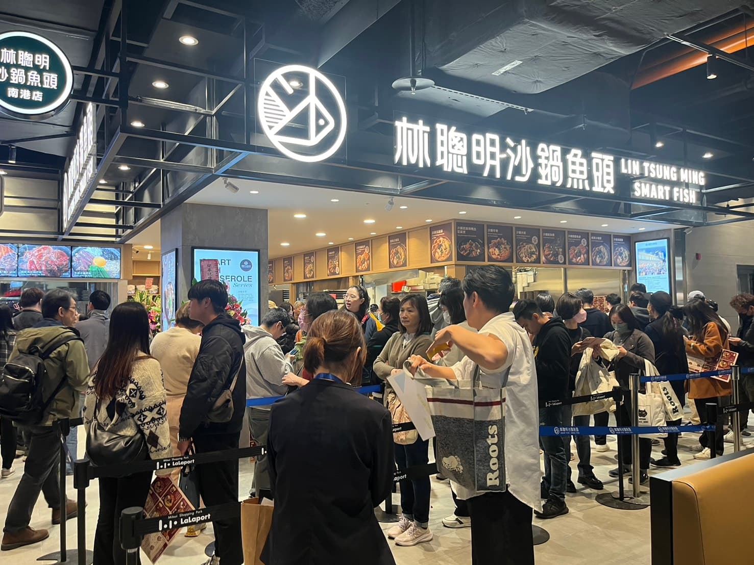 南港LaLaport美食街下午有店鋪的鐵捲門突然降下,據傳是林聰明沙鍋魚頭附近的店鋪。