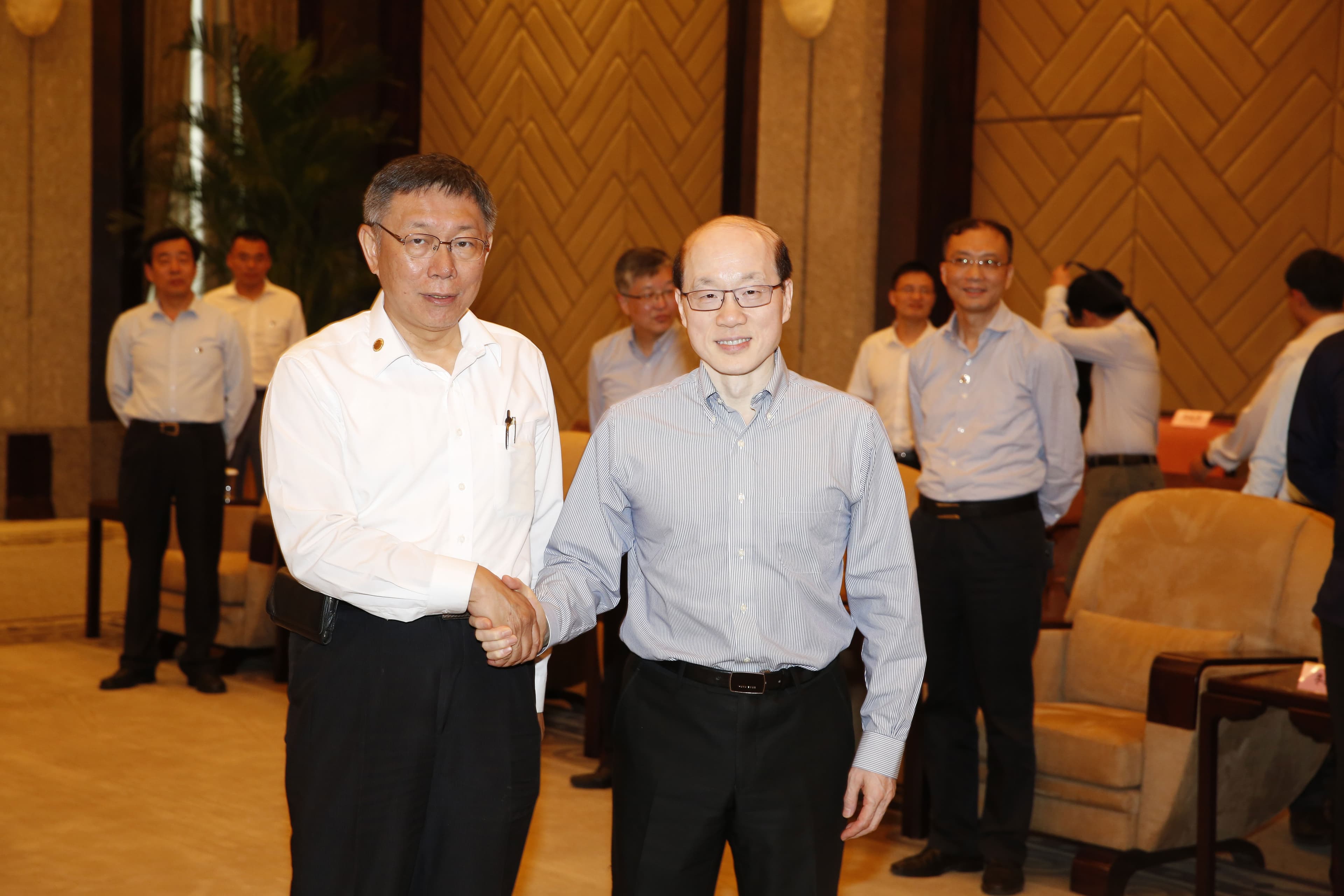 柯文哲(左)表示,2019年他堅持辦雙城論壇,理由是兩岸不能完全沒官方溝通管道,中國對此點滴在心頭。圖為柯當年在上海與時任國台辦主任劉結一(右)會面。