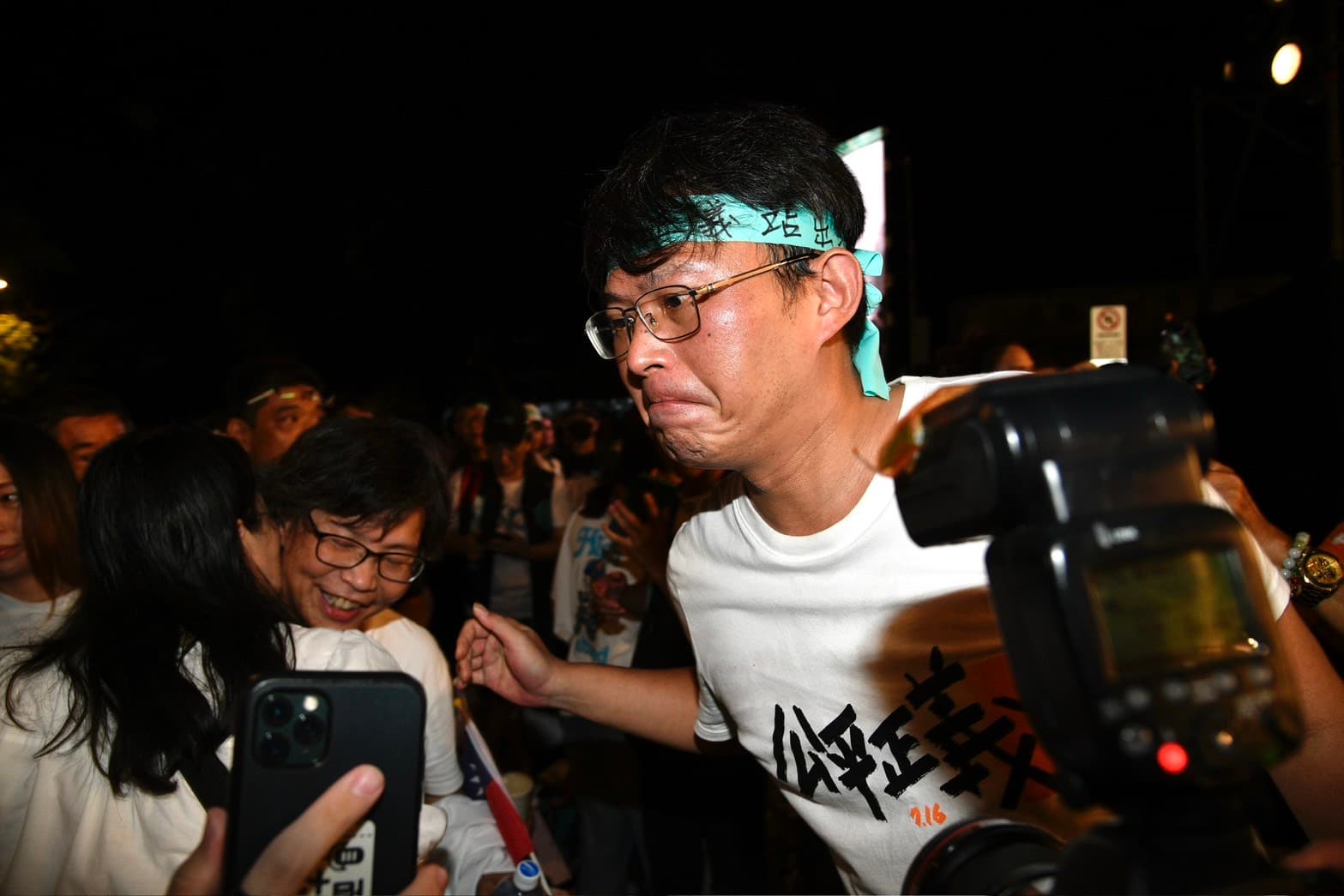 立委黃國昌身穿公平正義白色T恤。