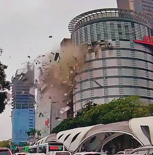 台中新光三越百貨公司上週四發生氣爆，共造成4死、30多人輕重傷。（民眾提供）