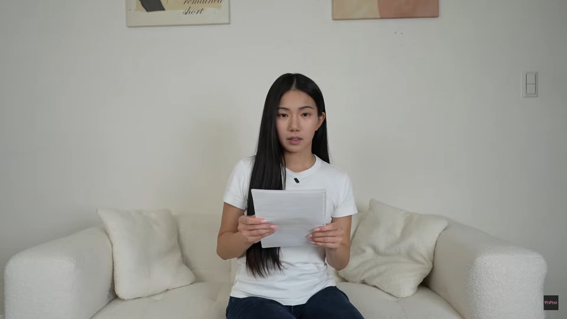 家寧全程拿稿照念。（翻攝YT「秘月期POPOO」）