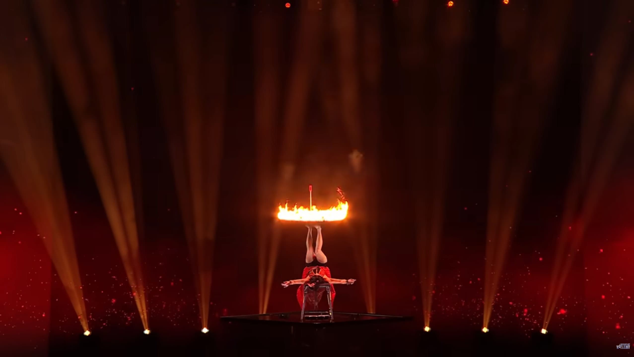 楊立微以火傘開場。(翻攝YT@Britain's Got Talent)