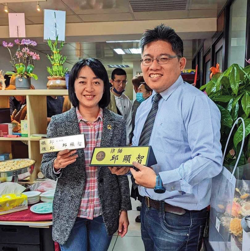 邱顯智(右)選後離開黨務,重回律師本行,王婉諭(左)前去祝賀。(翻攝自王婉諭臉書)