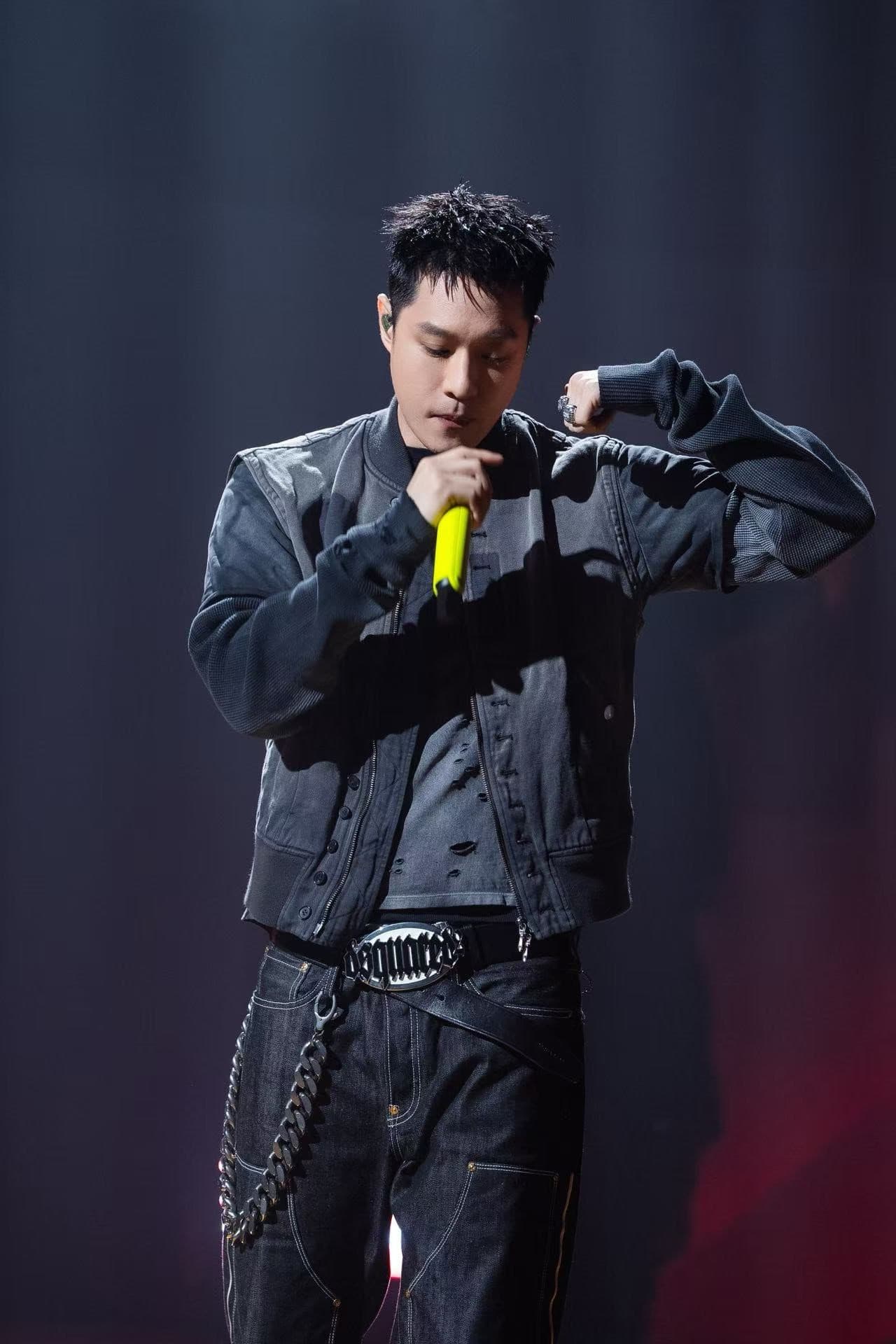 金曲獎後，周湯豪隔天便馬不停蹄地趕往無錫，投入高強度的比賽準備。（圖／環球音樂、愛奇藝國際版提供）