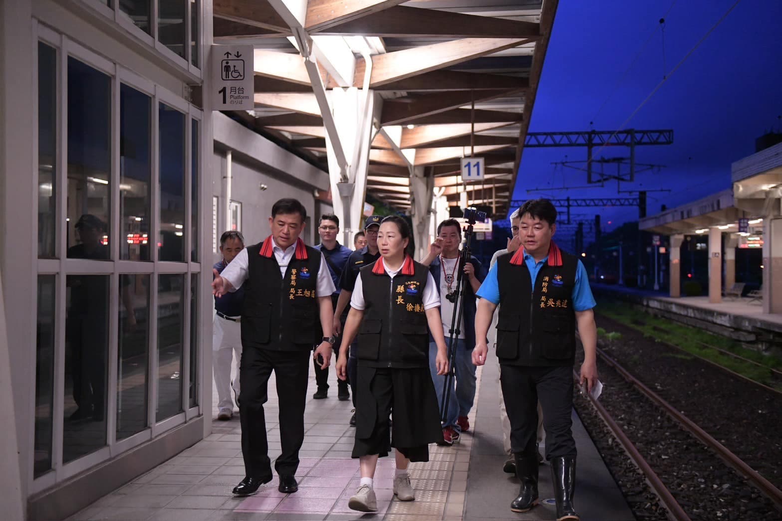 出軌意外發生後,花蓮縣長徐榛蔚也前往現場坐鎮。(翻攝自徐榛蔚臉書)