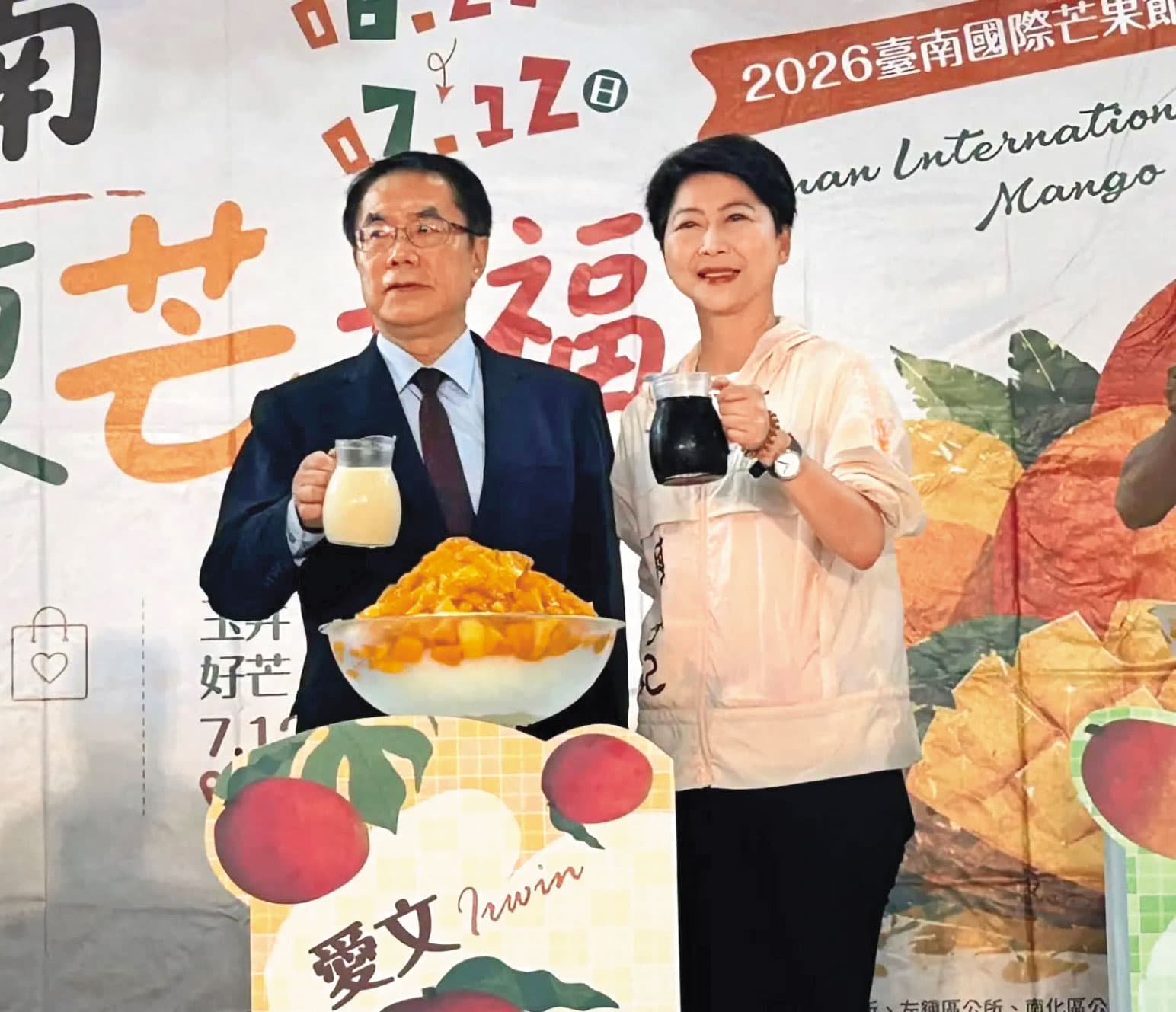 陳亭妃(右)強調要延續賴清德、黃偉哲(左)在台南執政的基礎,串聯點線面完整都市發展藍圖。(翻攝陳亭妃臉書)