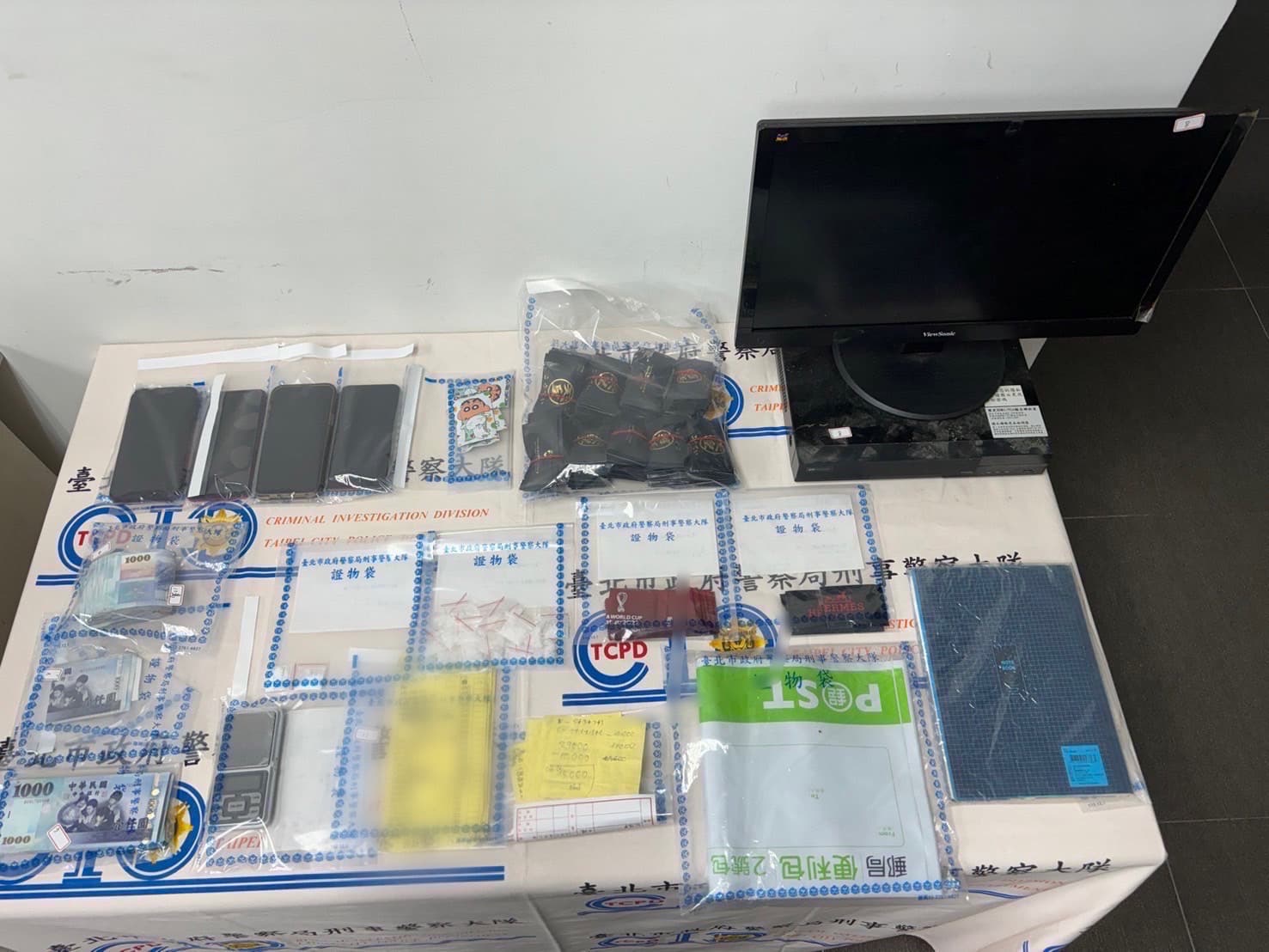 警方在店內櫃檯起出多包毒品咖啡包及K他命等毒品。(翻攝畫面)