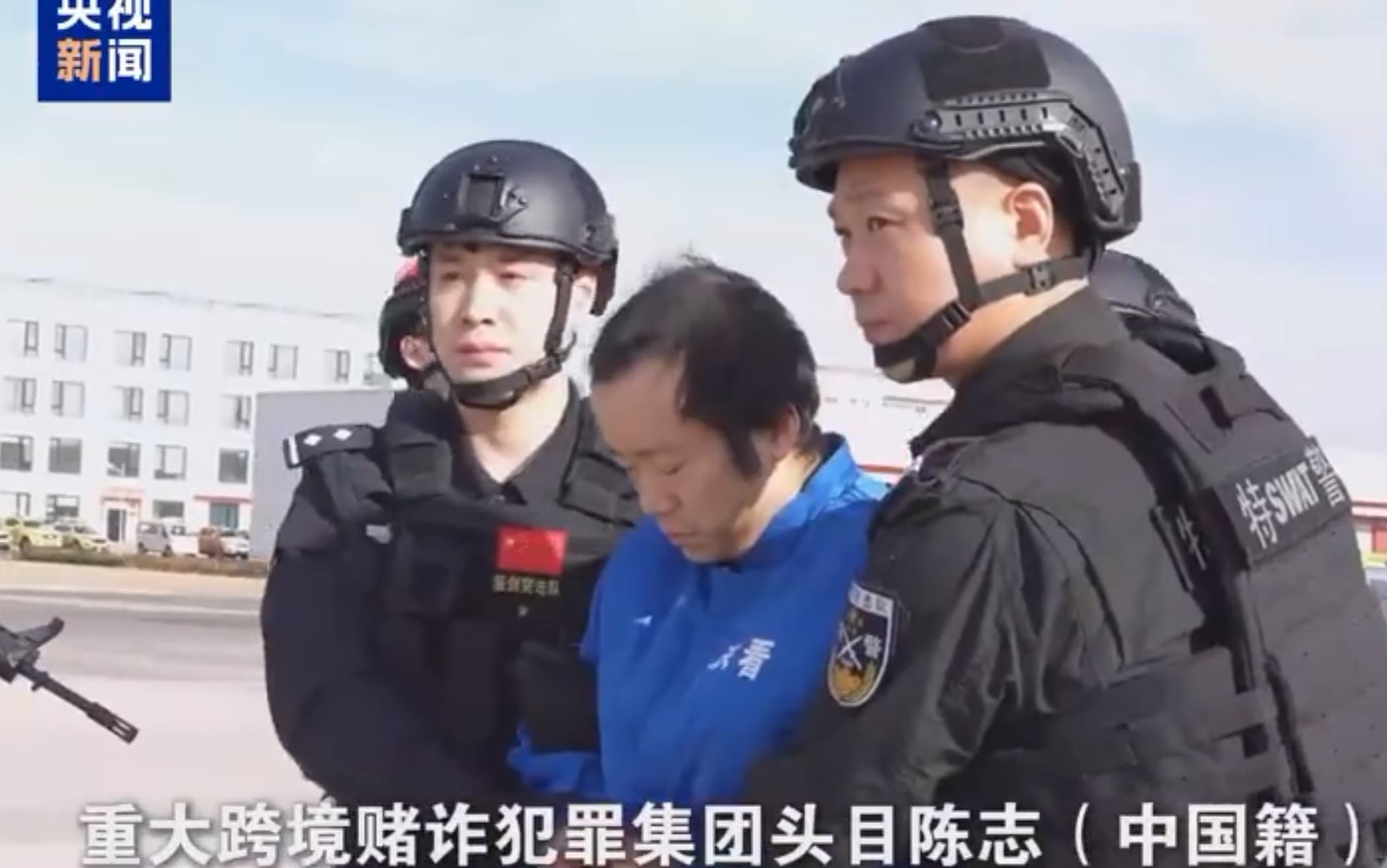 陳志下機後黑頭照被拿掉,低頭不發一語。(翻攝微博)