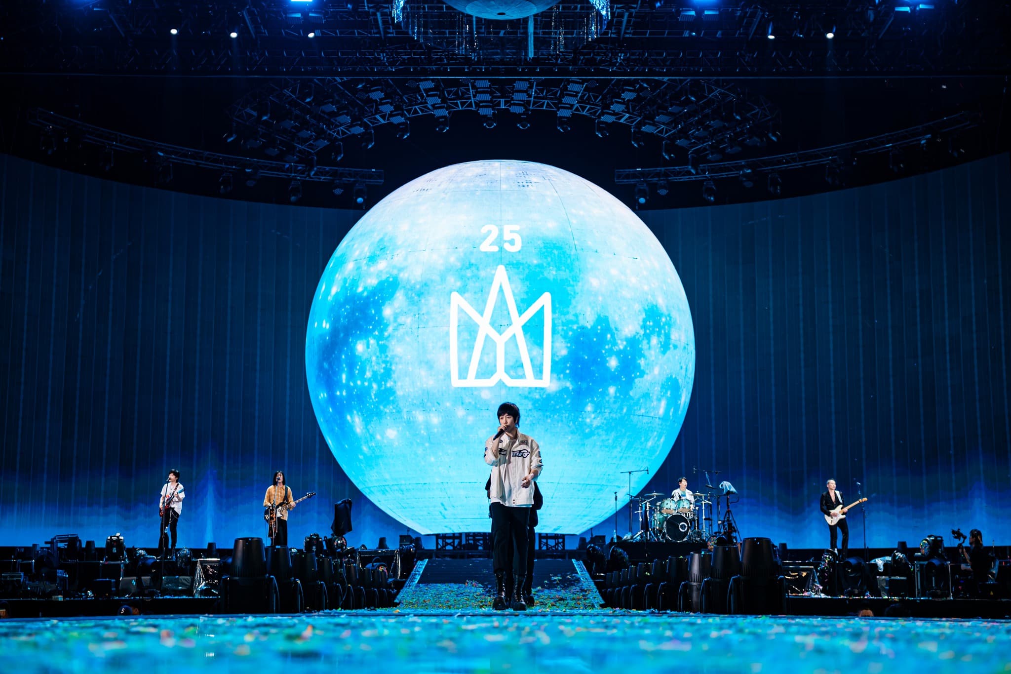 五月天鳥巢演唱會新增了18 米十字延伸台,環場巴士與延伸舞台齊發。(翻攝相信音樂臉書)