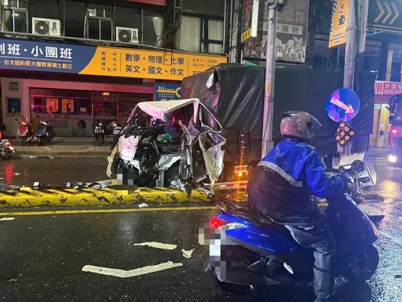 貨車撞上分隔島並衝至對向車道,車頭受猛烈撞擊成了廢鐵。(翻攝畫面)