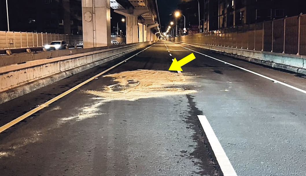 多元計程車司機丟包乘客致死案,疑點重重,引發各界高度關注。箭頭處為案發地。(翻攝畫面)