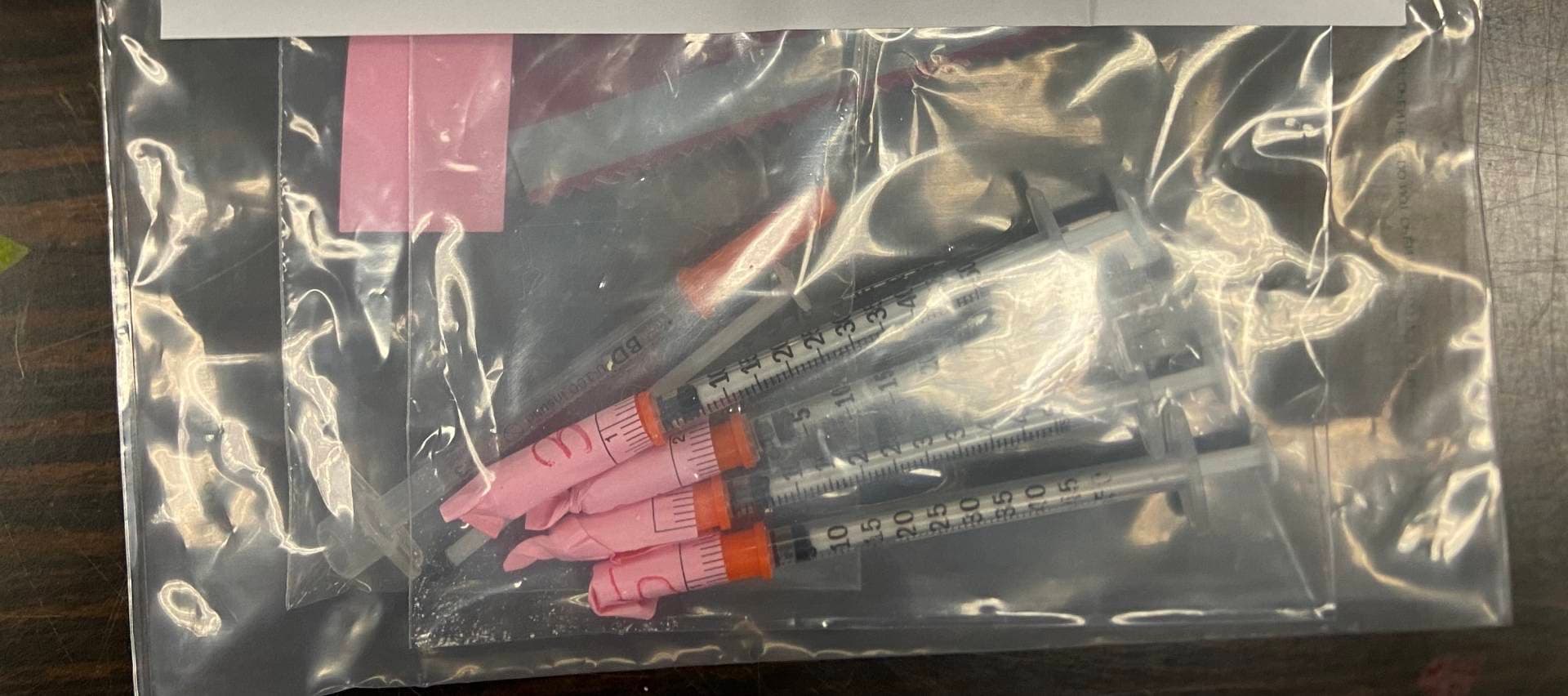 北捷人員檢視包包物品時發現內有針頭及毒品殘渣,通報警方。(翻攝畫面)