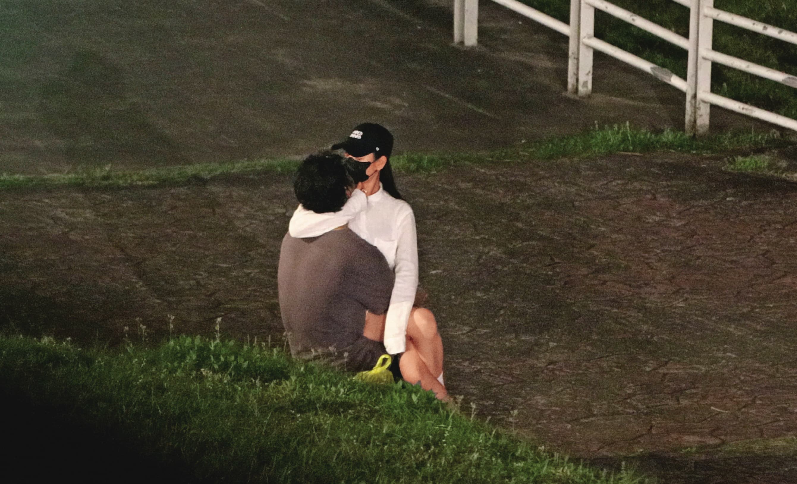 本刊曾經直擊,朱軒洋(左)和Cindy交往期間與吳卓源(右)在河濱公園約會。