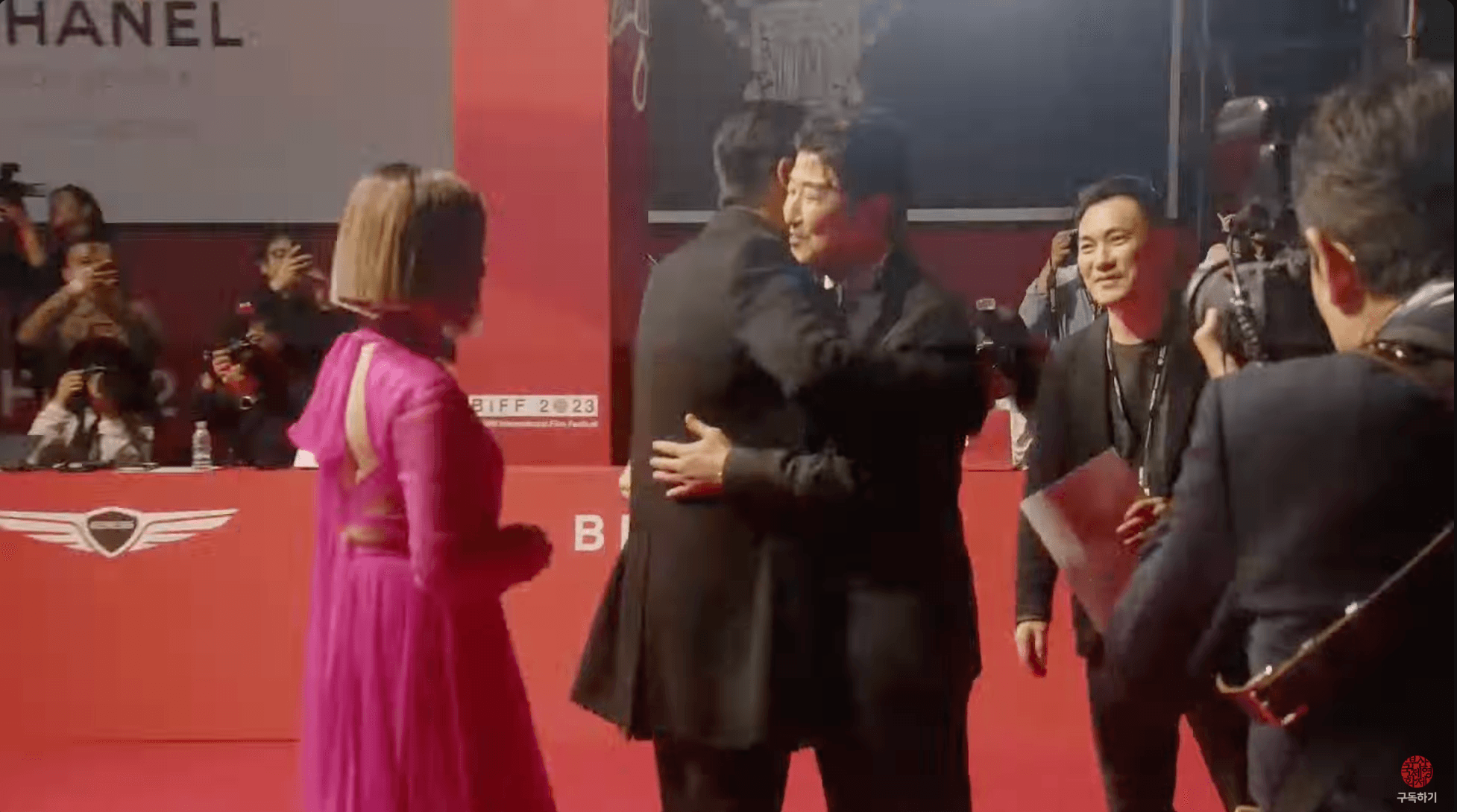 周潤發見到宋康昊送上熱情擁抱。（截圖自BIFF YouTube）