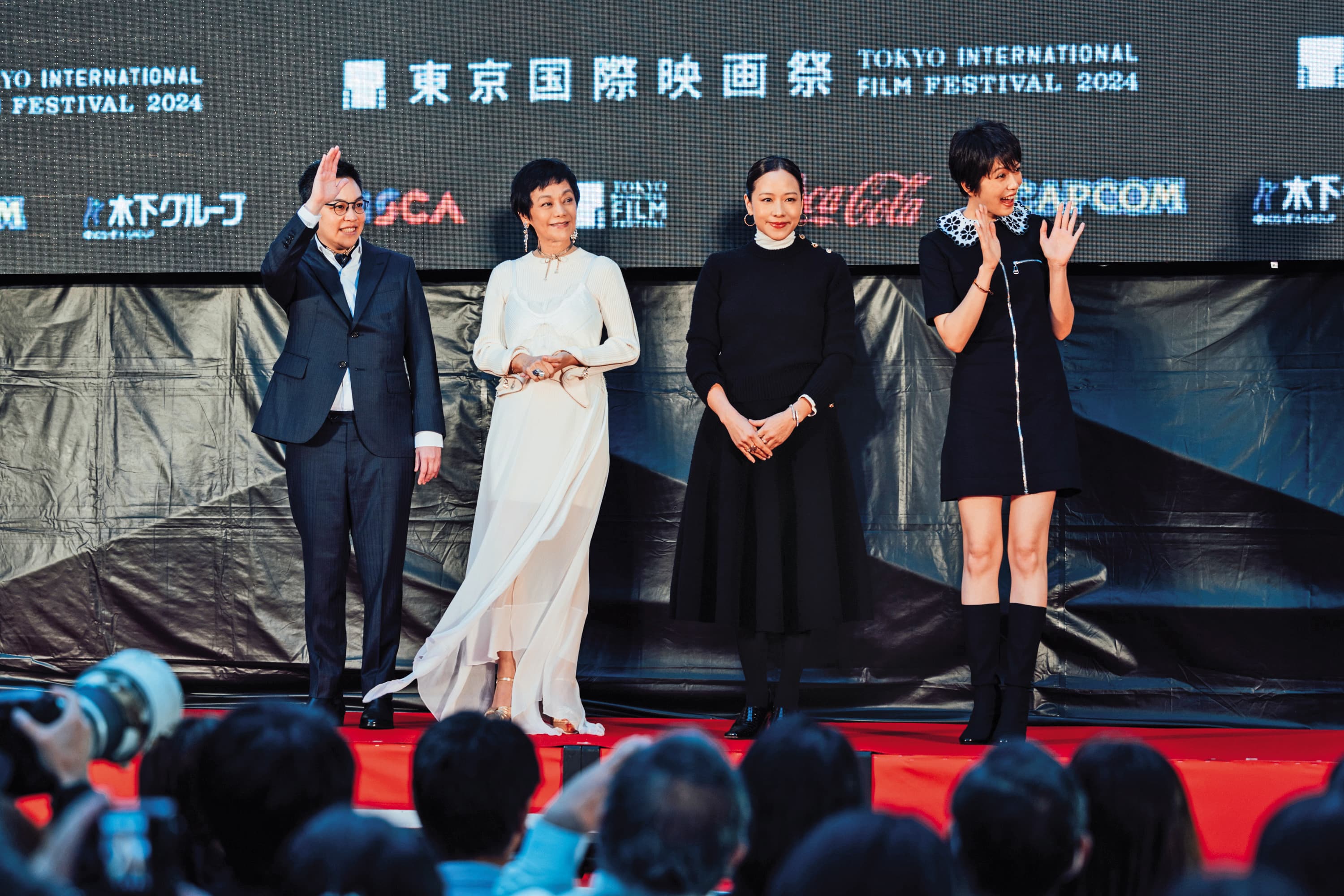 東京影展開幕式上,導演黃熙(左起)、演員張艾嘉、林嘉欣、劉奕兒一起踏上紅毯亮相。(東昊影業提供)