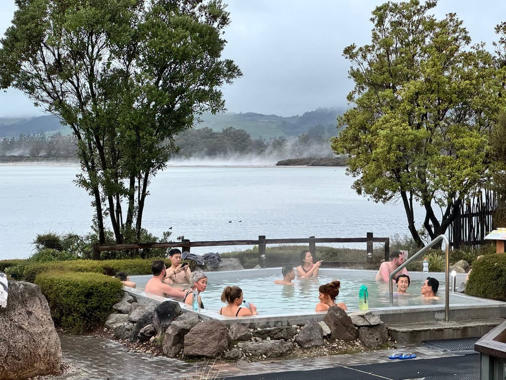 「玻里尼西亞溫泉浴」。位於羅吐魯阿湖畔,可邊泡湯邊欣賞湖景。