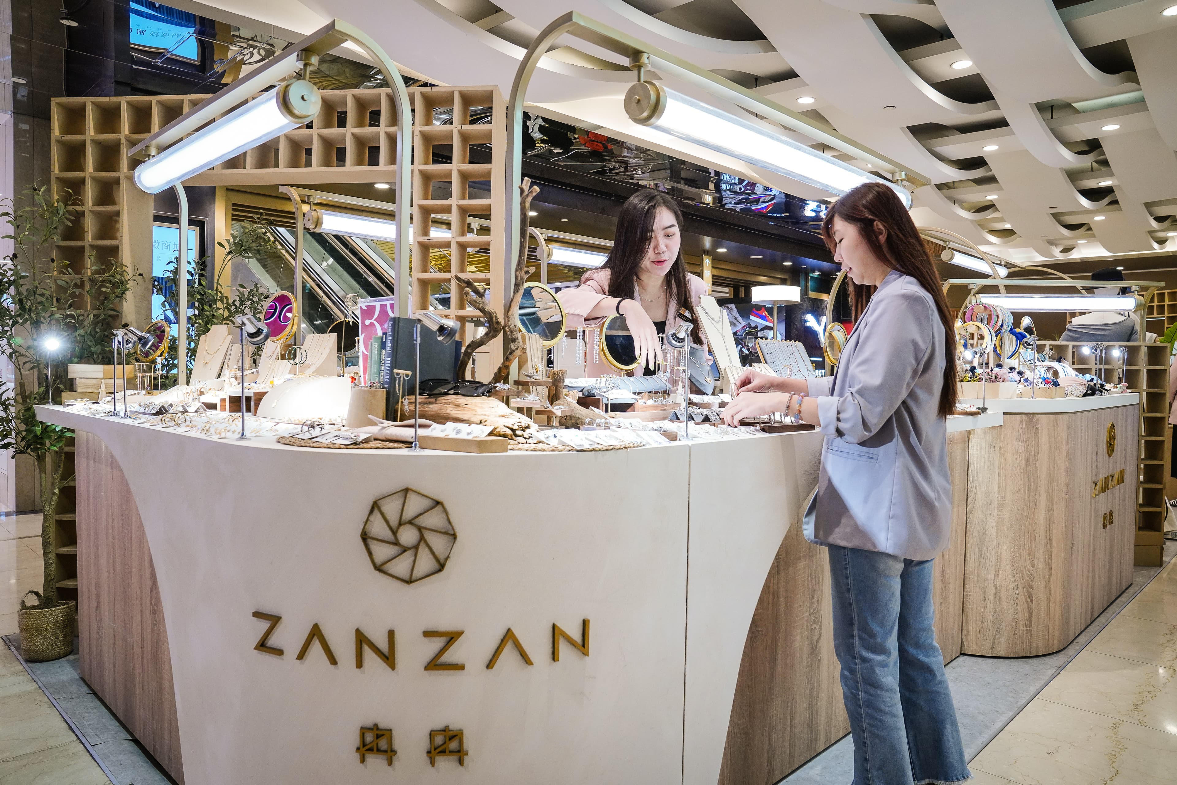 冉冉進駐全台20家百貨櫃位,是全台唯一韓系複合式連鎖品牌。