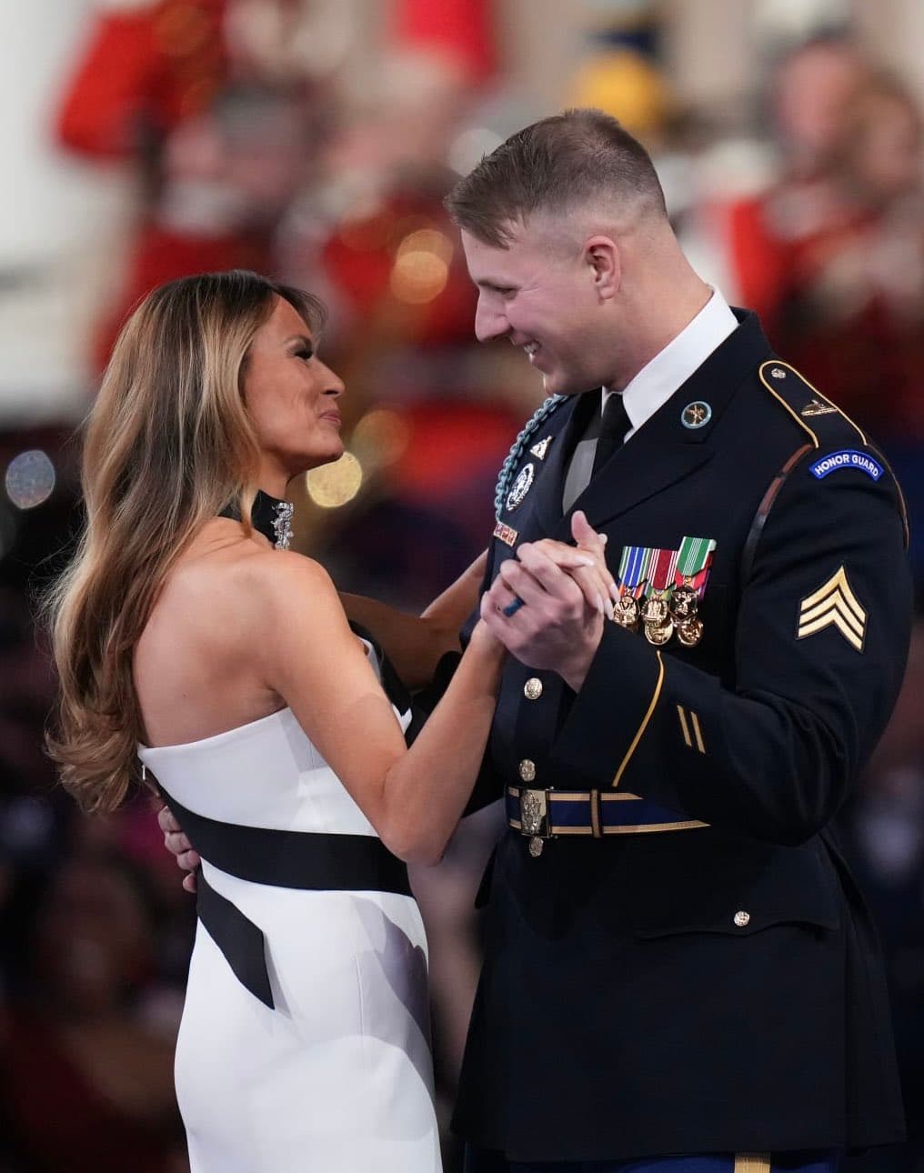 梅蘭妮亞和現役軍人跳舞。(翻攝X@MELANIAJTRUMP )