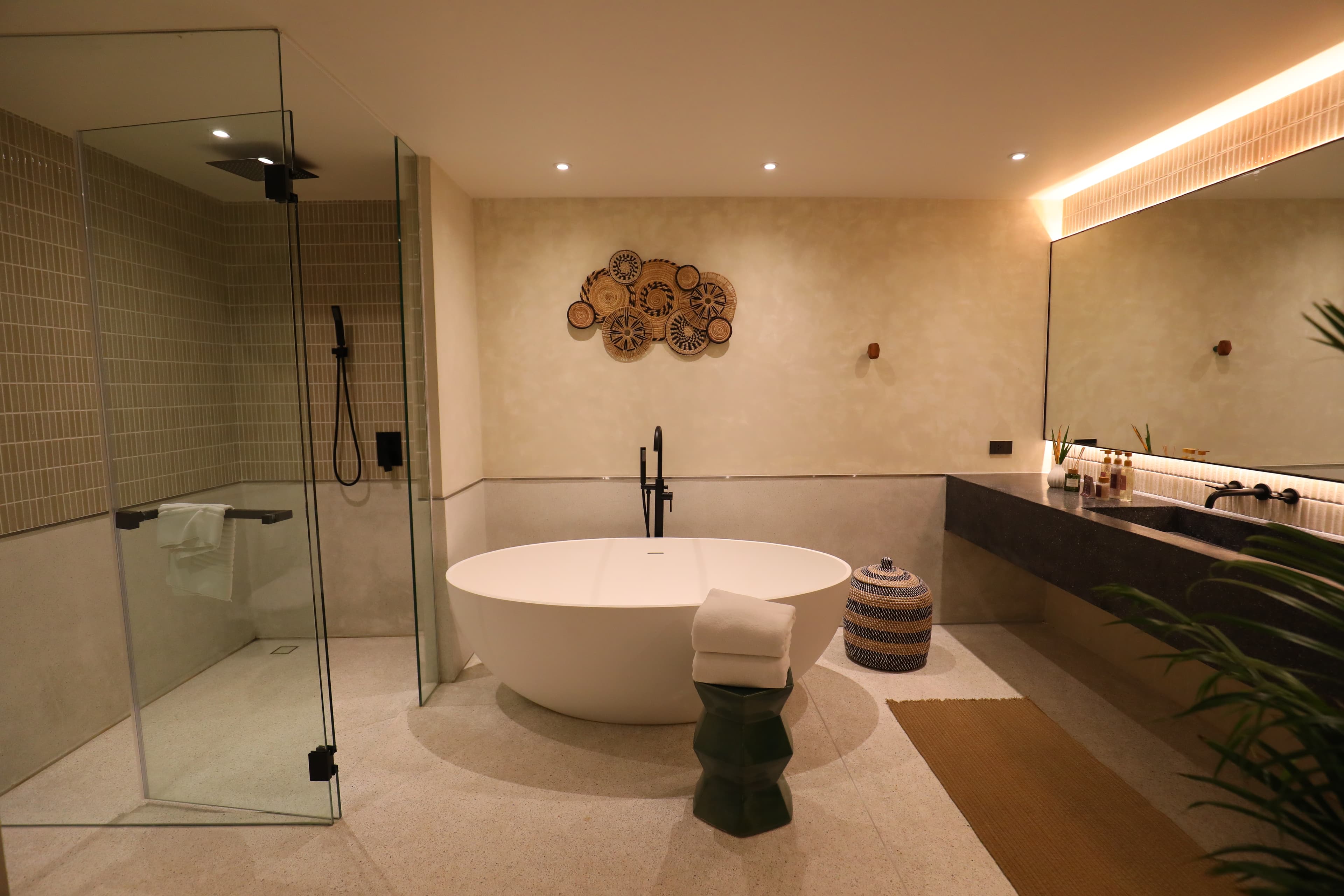 Lux Jacuzzi Suite的浴室超級寬敞,不同房型皆備有室內浴缸。