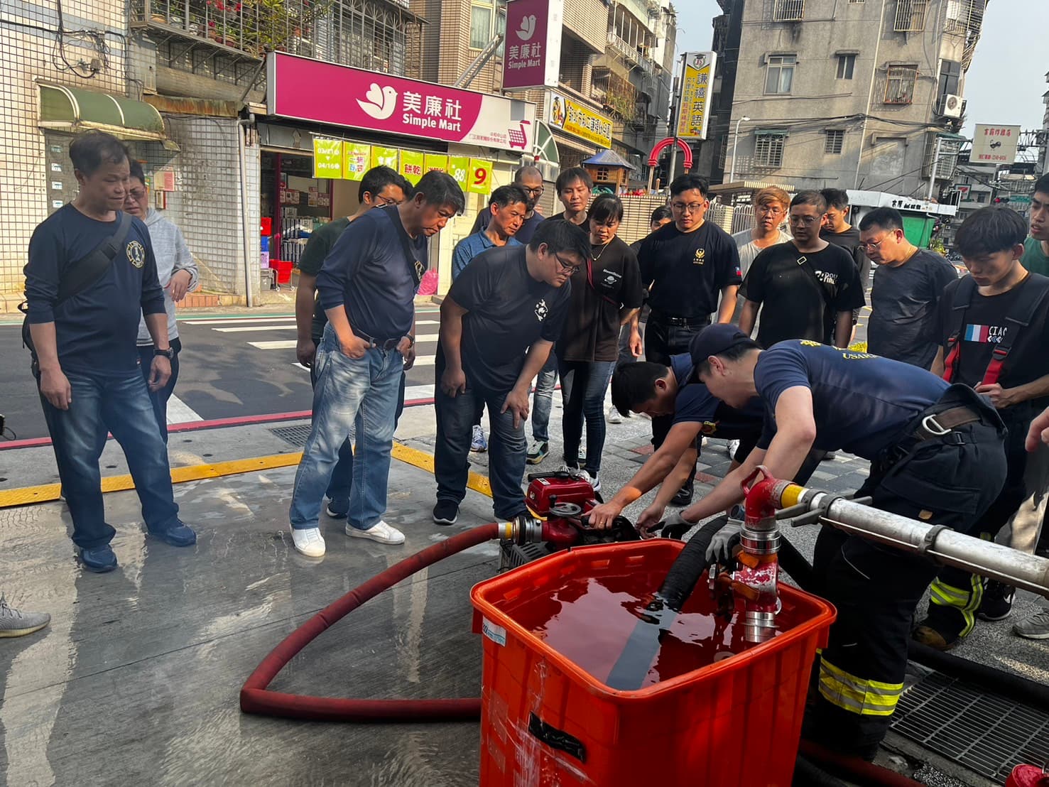 新進義消人員熟悉各項操作要領。（新北市消防局提供）