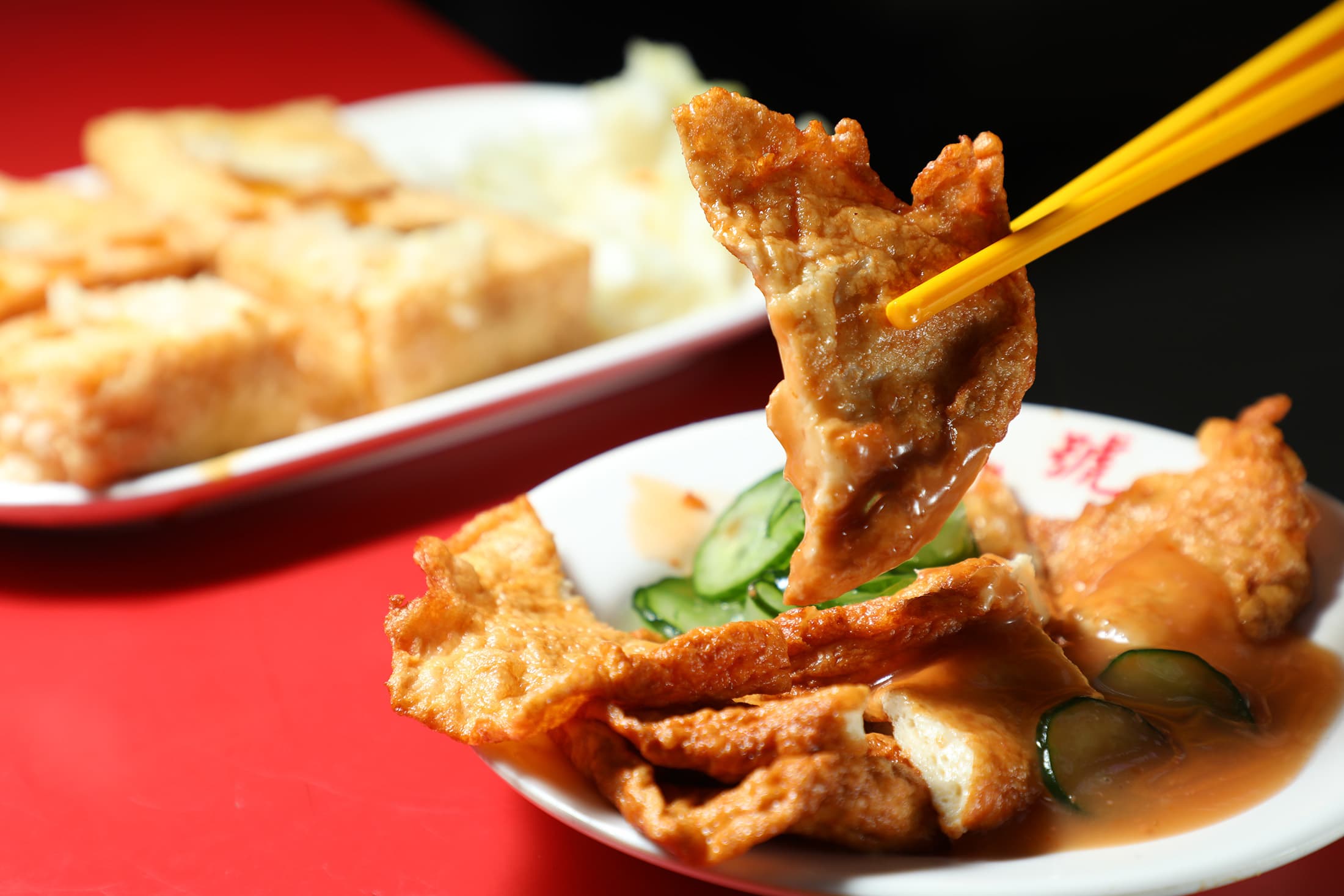 「天婦羅」使用小沙魚肉拌入味噌與蛋汁,經手工油炸至皮薄酥脆,淋上特製酸甜醬與清爽小黃瓜,是忠誠號的招牌小吃之一。(60元/份)