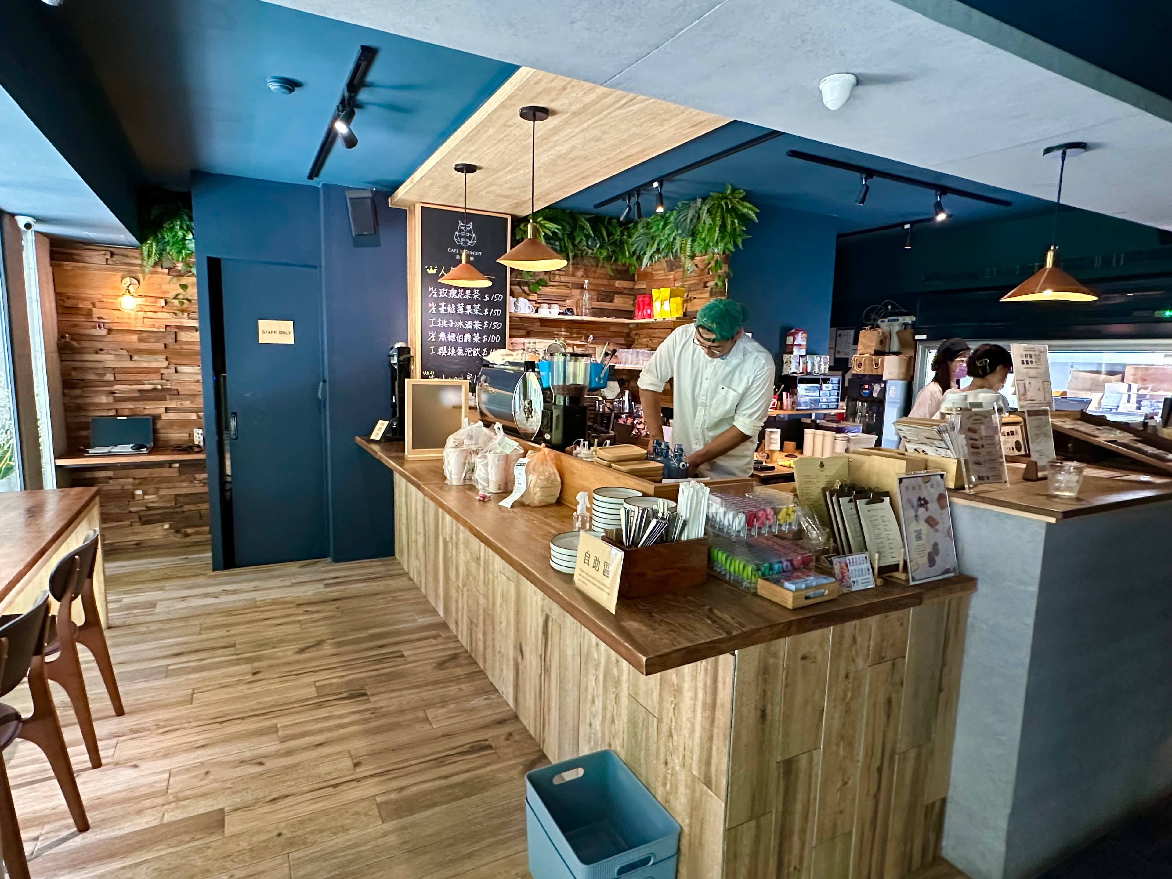 2019年開設的實體旗艦店,把甜點結合咖啡與茶品。