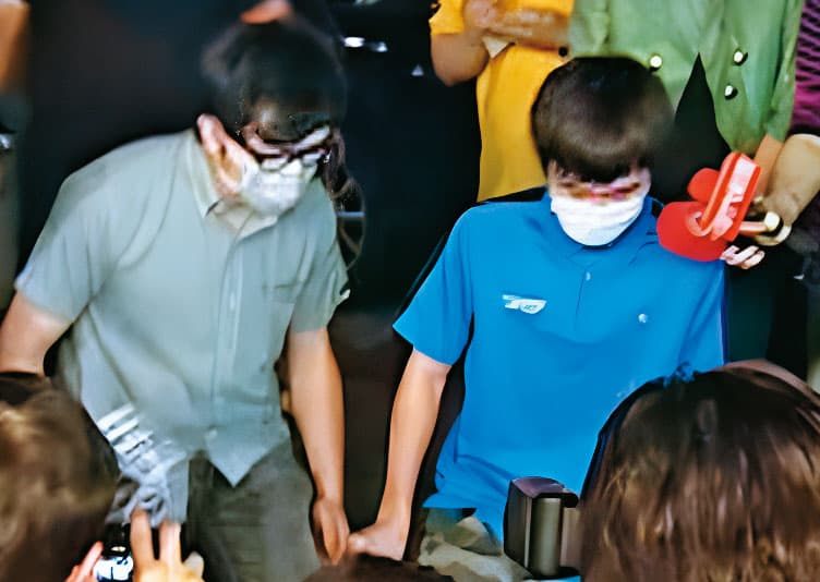 陳萬添之子(藍衣者)因曾向遊民潑灑穢物被稱為潑糞少年,後與母親出面下跪道歉、平息風波。(東森新聞提供)
