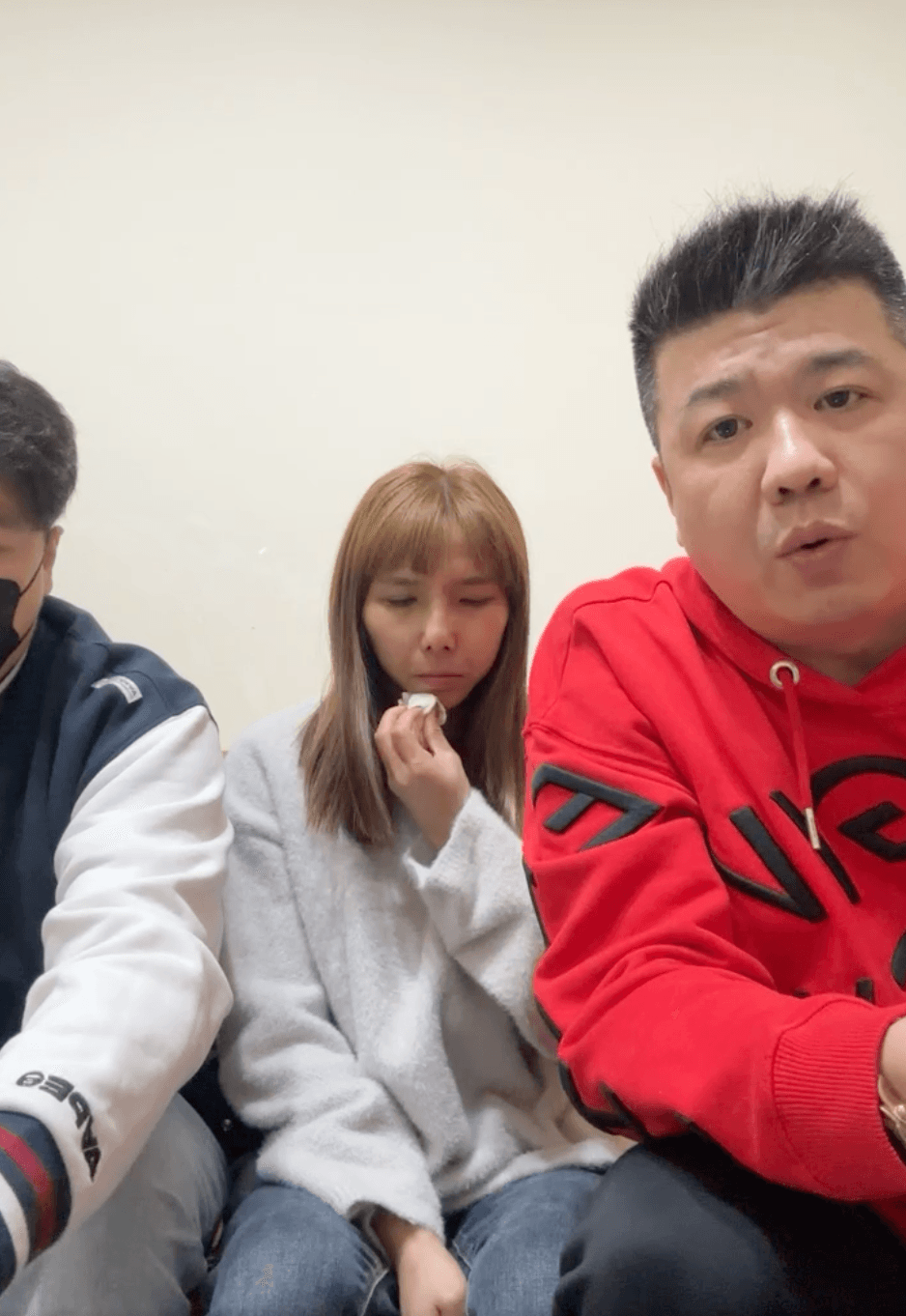 隨後愛婆與友人傑哥在臉書開直播時,傑哥說明目前的狀況,她則是在一旁頻頻拭淚。(翻攝自晚安小雞臉書)