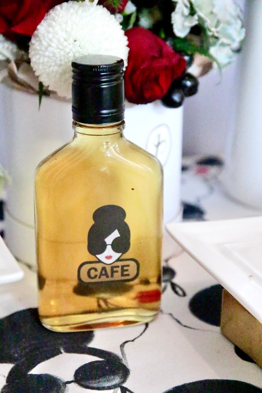 冷飲的「舞紅-保加利亞玫瑰紅茶」以玻璃罐裝,喝完還能把瓶子帶回家收藏。(230元/瓶)