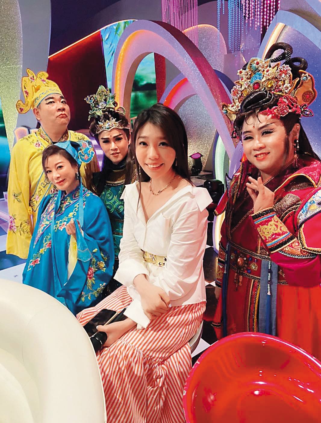 白雲(左1)、楊繡惠(左2)大動作宣布分手,引發歌手蔡家蓁(右2)等友人紛紛關心詢問。