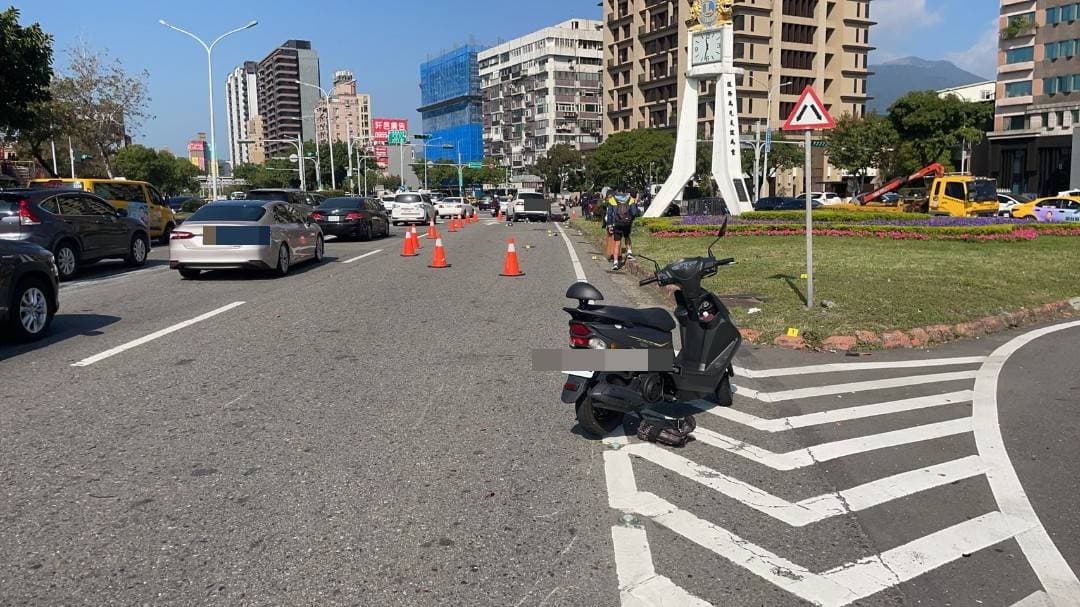 該場車禍共計造成1死2傷,警方封鎖現場維持交通。(翻攝畫面)