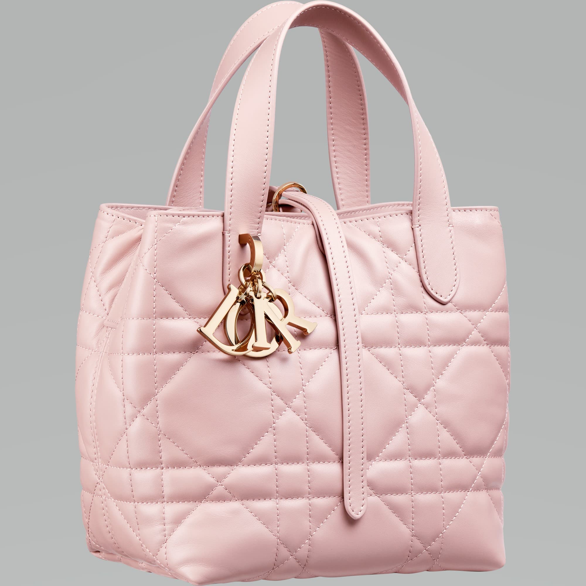 DIOR Toujours粉色籐格紋皮革直式小型托特包。NT$110,000(迪奧提供)