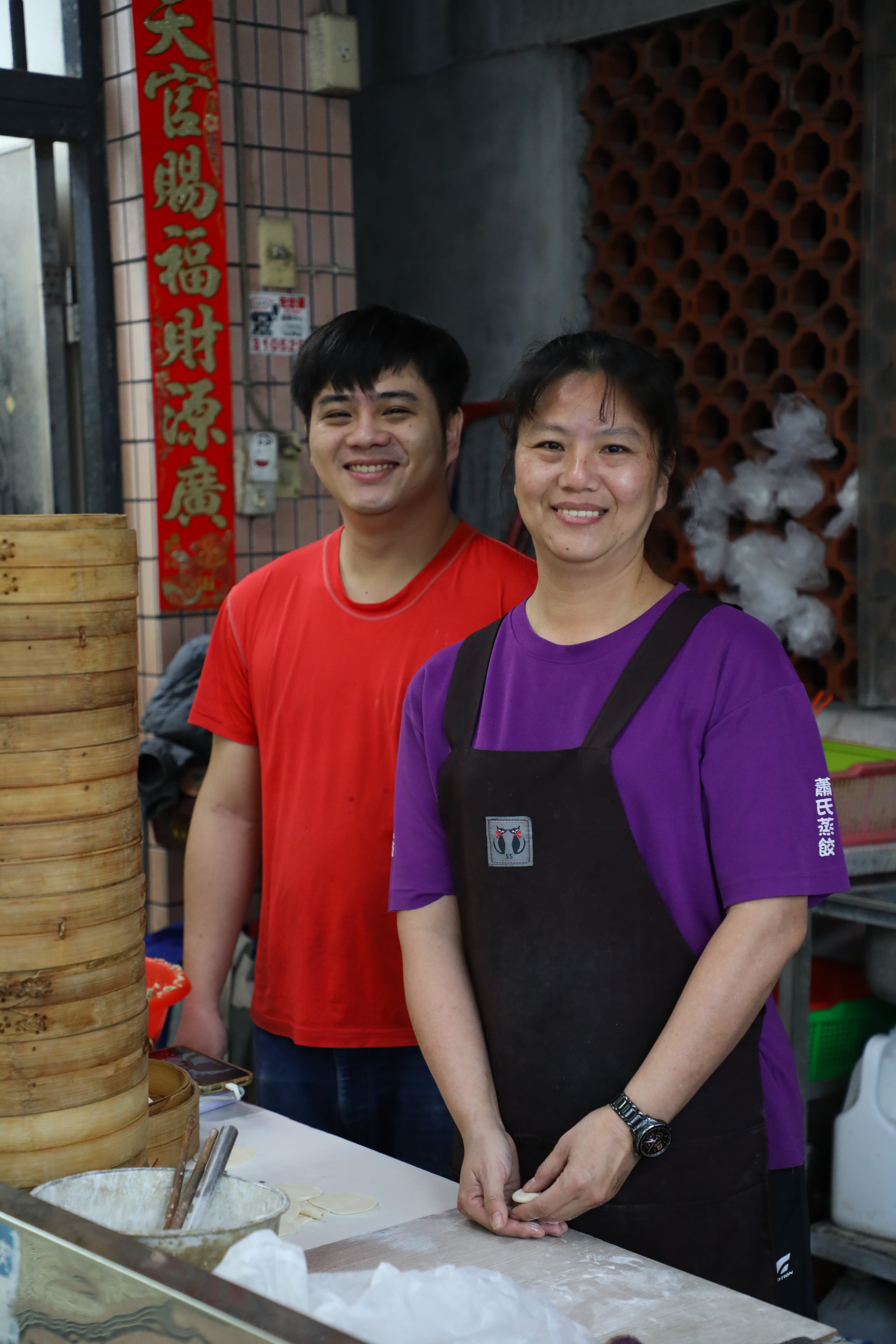林慧如與蕭明駿兩人包起餃子動作乾淨利落，手速也快。