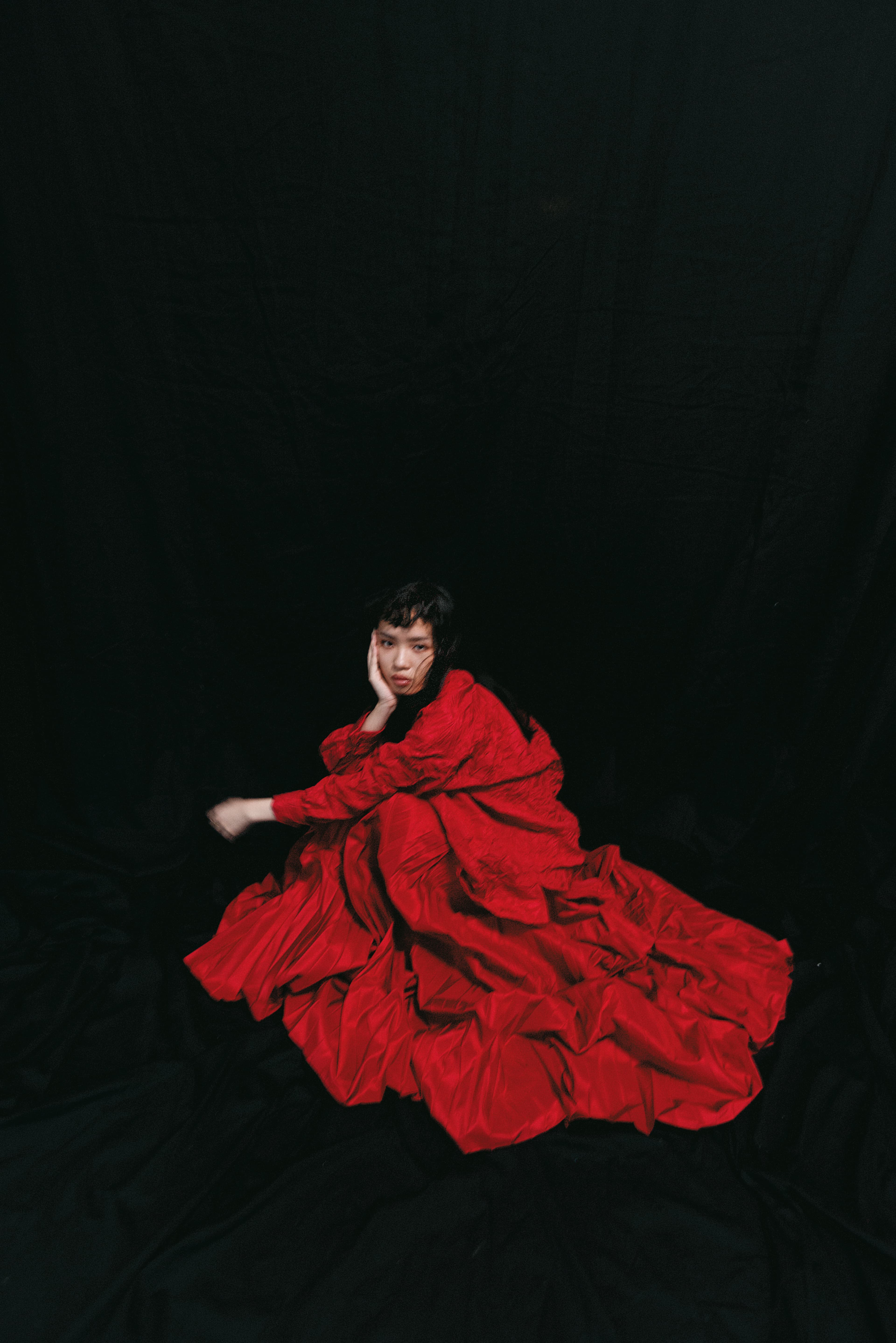 紅色上衣 NT$83,000 by Dior。紅色長裙 NT$180,000 by Dior。