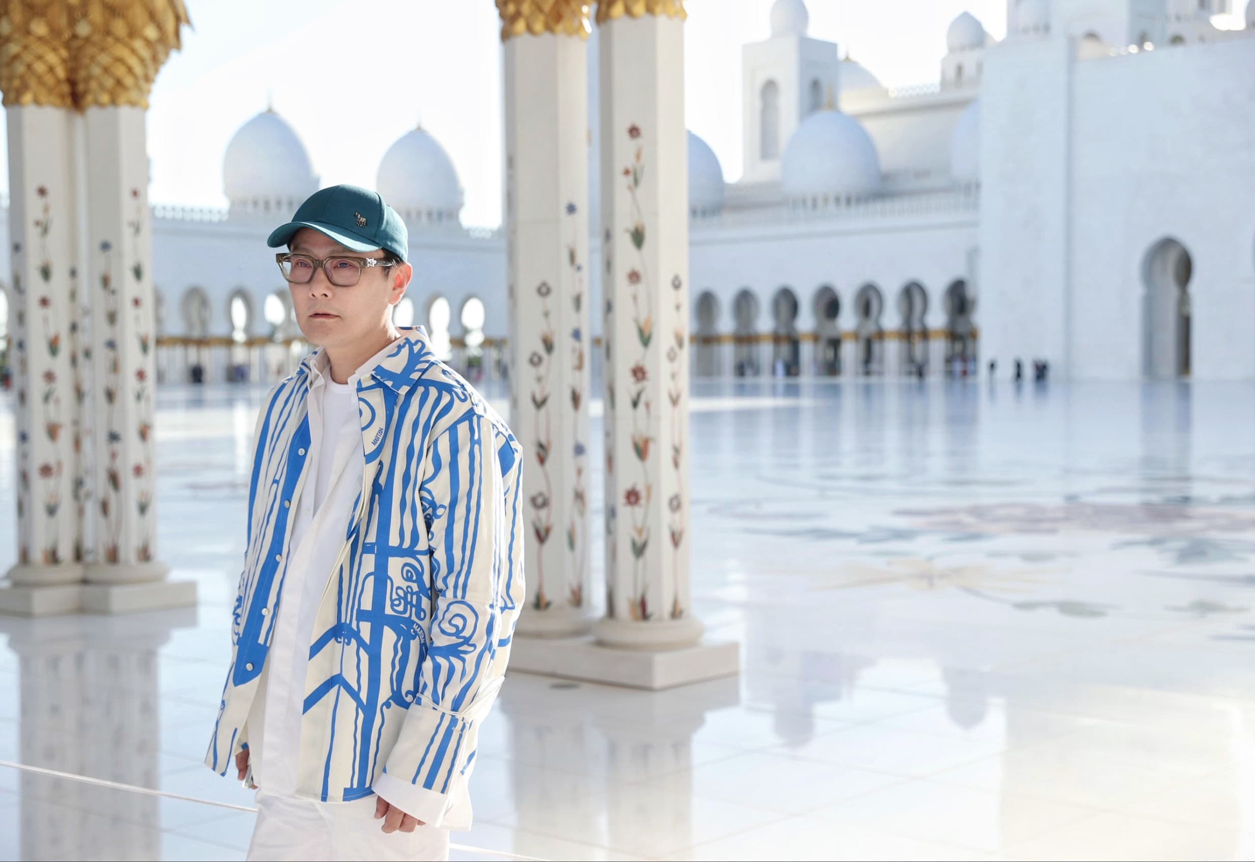 張信哲走訪阿布達比大清真寺(Sheikh Zayed Grand Mosque)。(潮水音樂提供)