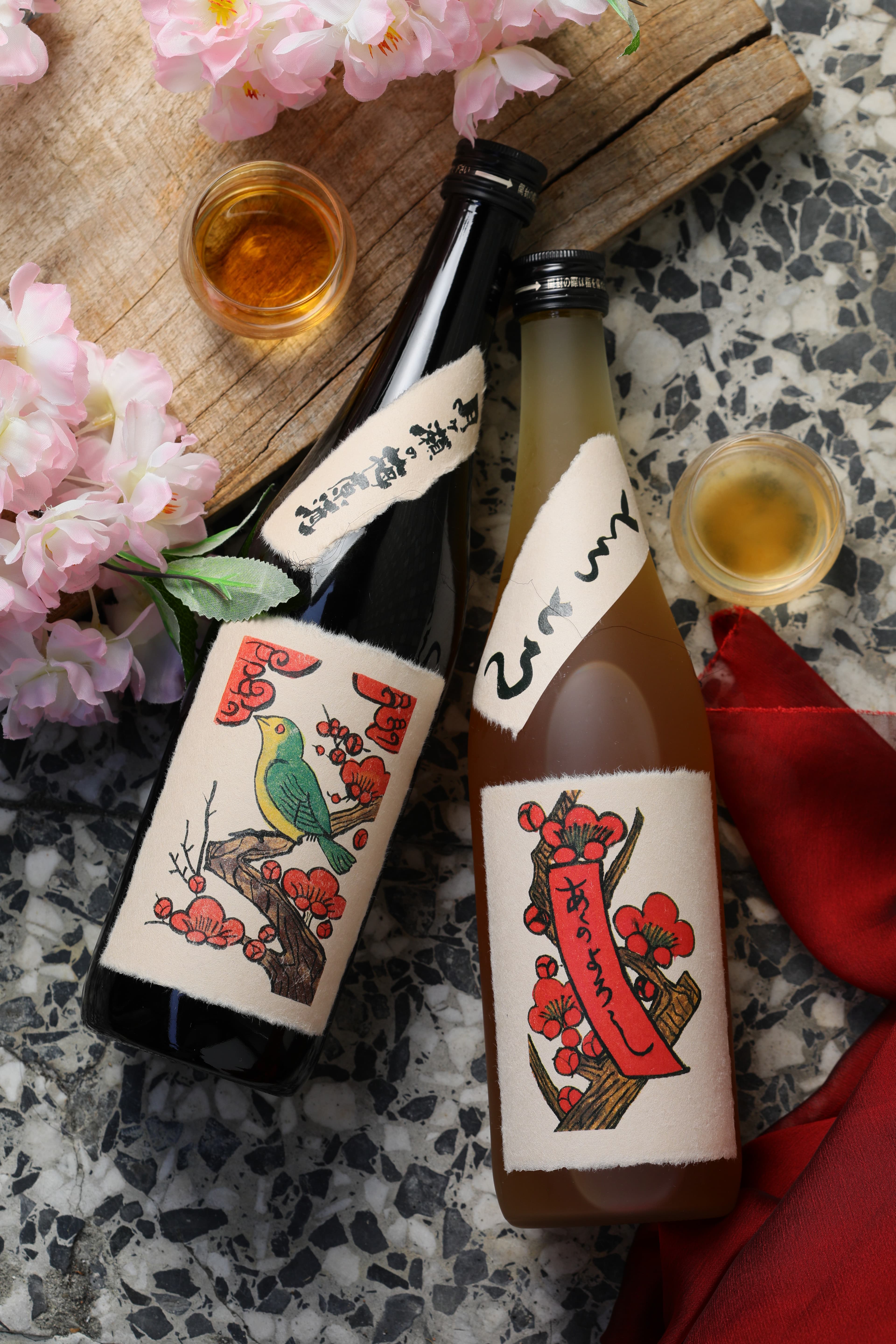 店員激推的絕不出錯款「八木濁梅酒」（右，1,090元／瓶）與酒感較重的20%原酒「月之瀨梅原酒」（左，1,690元／瓶）。