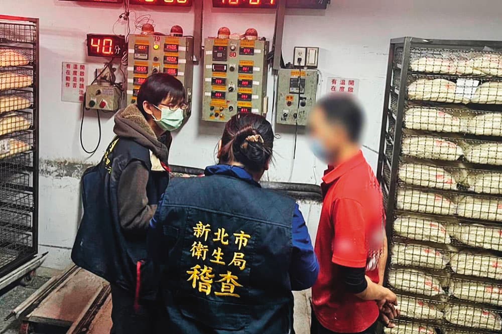 衛生單位前往粿條供貨廠商稽查,帶回原料及成品採驗。(新北市衛生局提供)