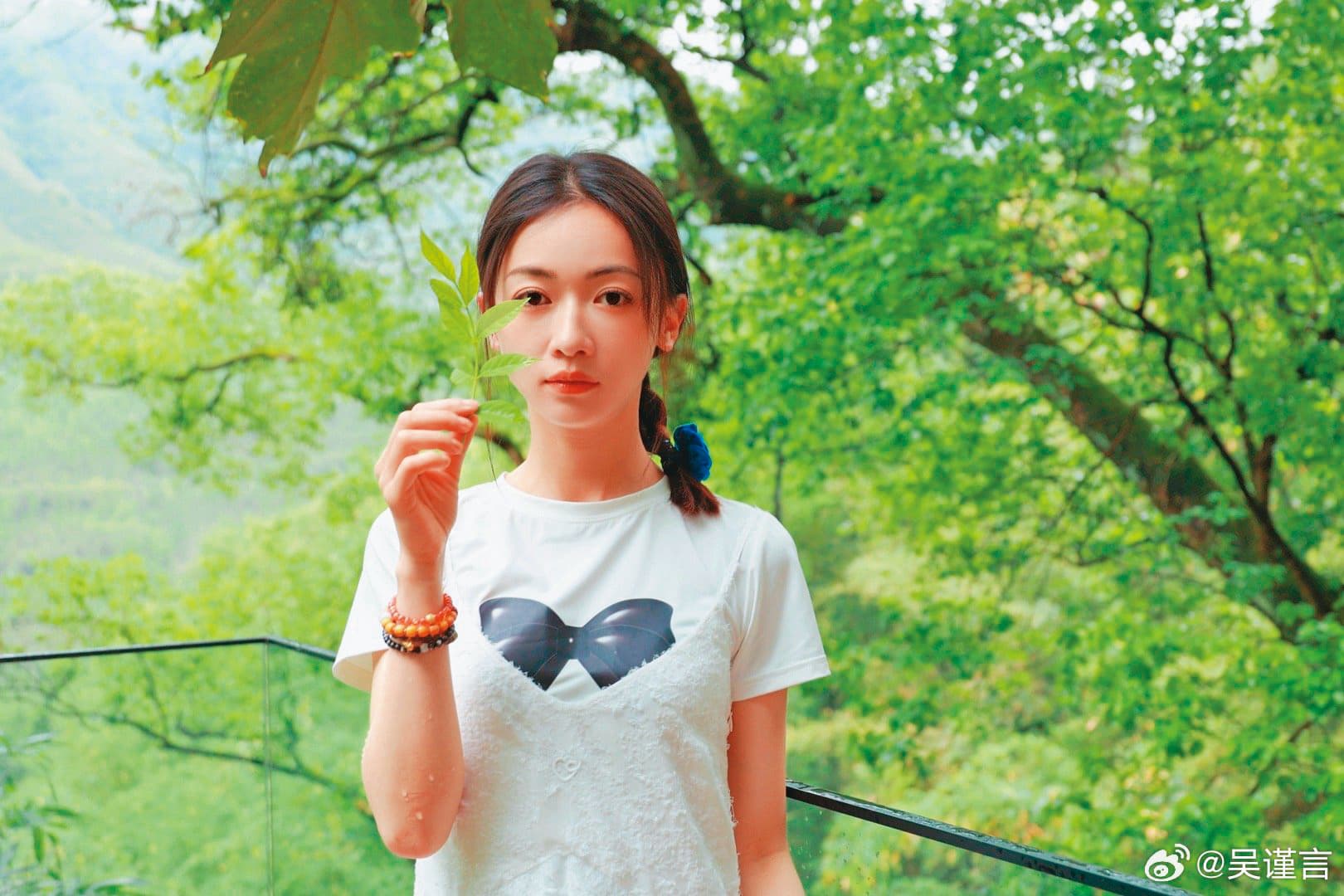 趙麗穎最近受封視后,吳謹言(圖)則是新婚幸福人妻,她們與一票巨星都是琥珀的愛好者。(翻攝自吳謹言微博)