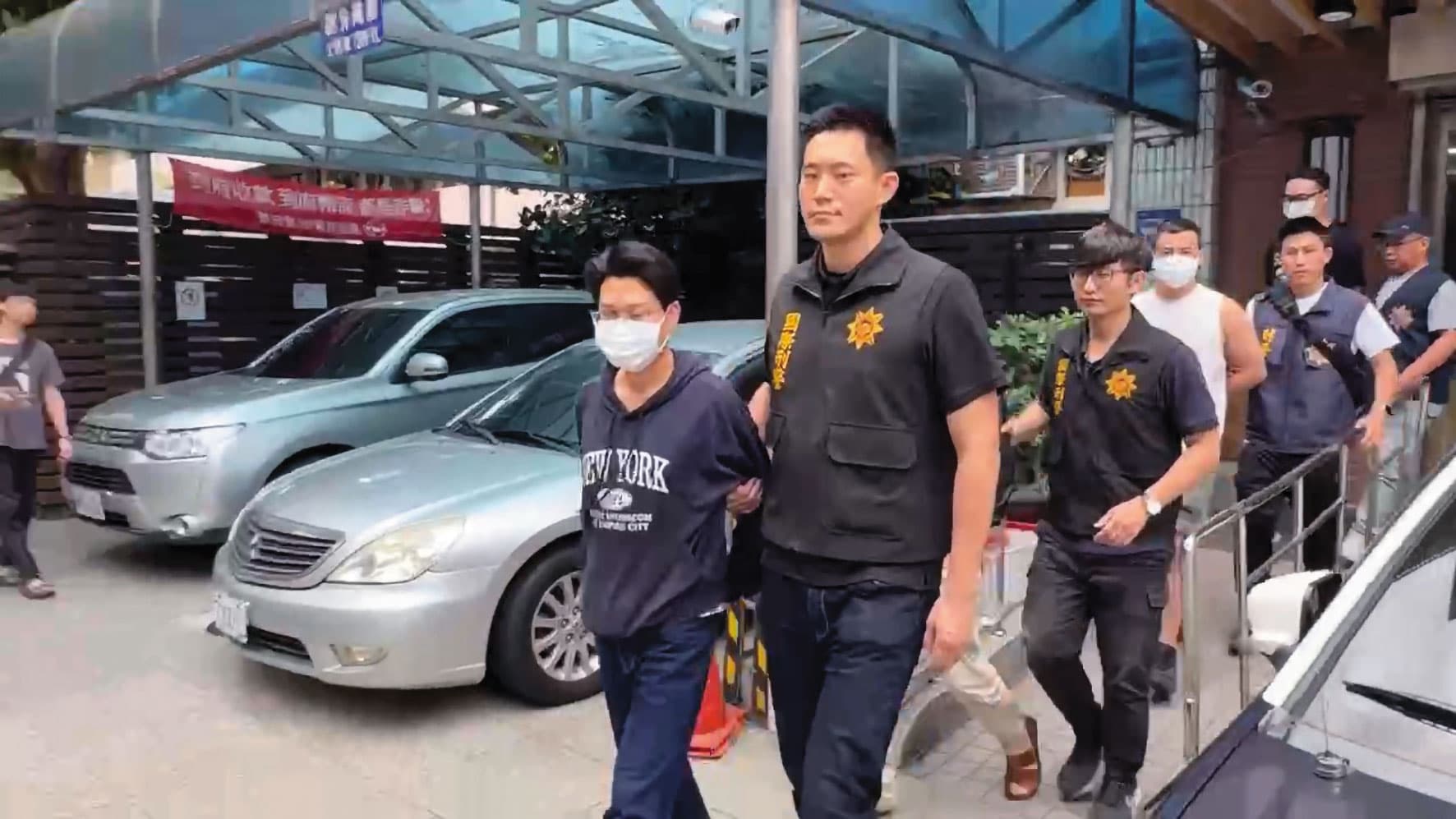 警方瓦解黃鶴樓集團,逮捕梁姓系統商(左)及多名工程師。(刑事局提供)