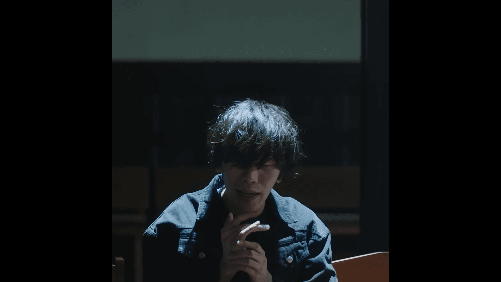 米津玄師的〈Lemon〉原曲在講述對於過世的爺爺的思念,以及親人之間深刻的情感,MV上架至今已累計點閱9.2億次觀看。(翻攝自米津玄師YouTube)