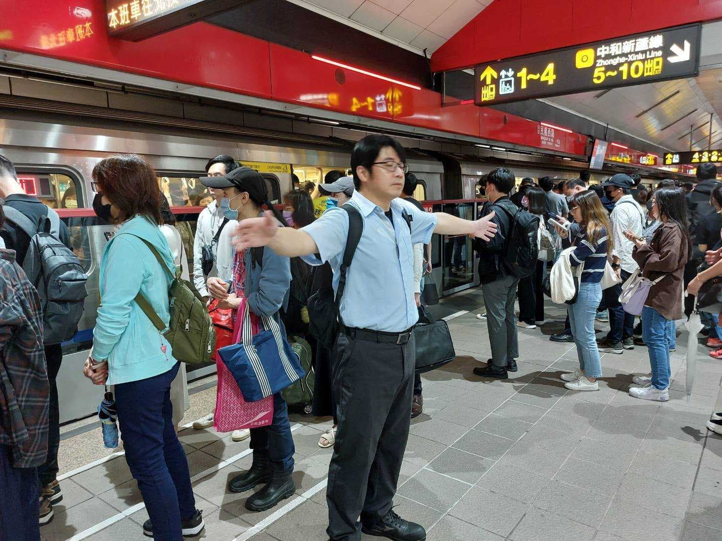 北捷民權西路站有旅客翻越月台門跳入軌道捲入車下,使列車班距受影響,緊急處理後已恢復營運。(北捷提供)