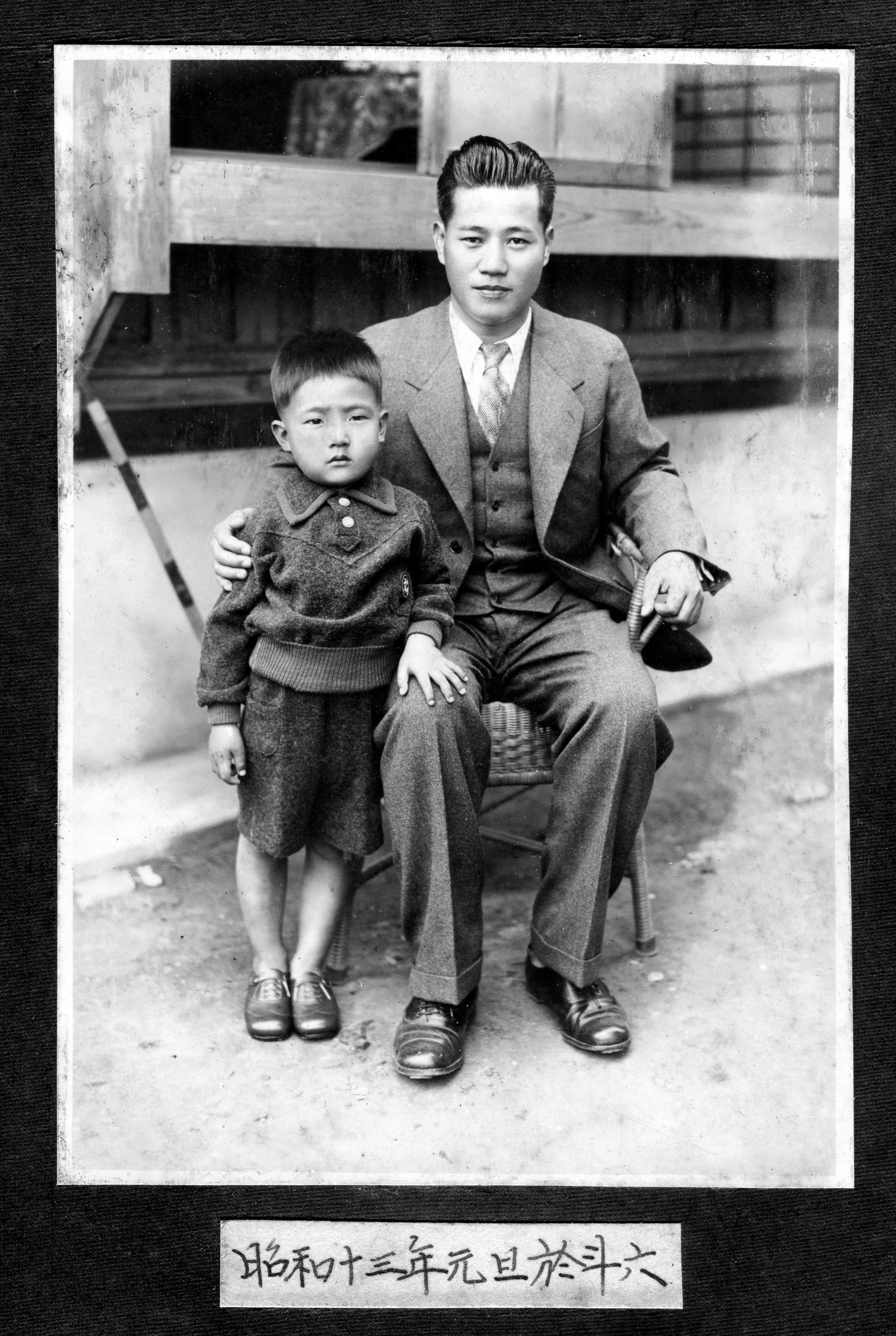 湯德章(右)僅遺留2本保存良好的相本,圖為他生前與養子湯聰模(左)合影。(希望行銷提供)