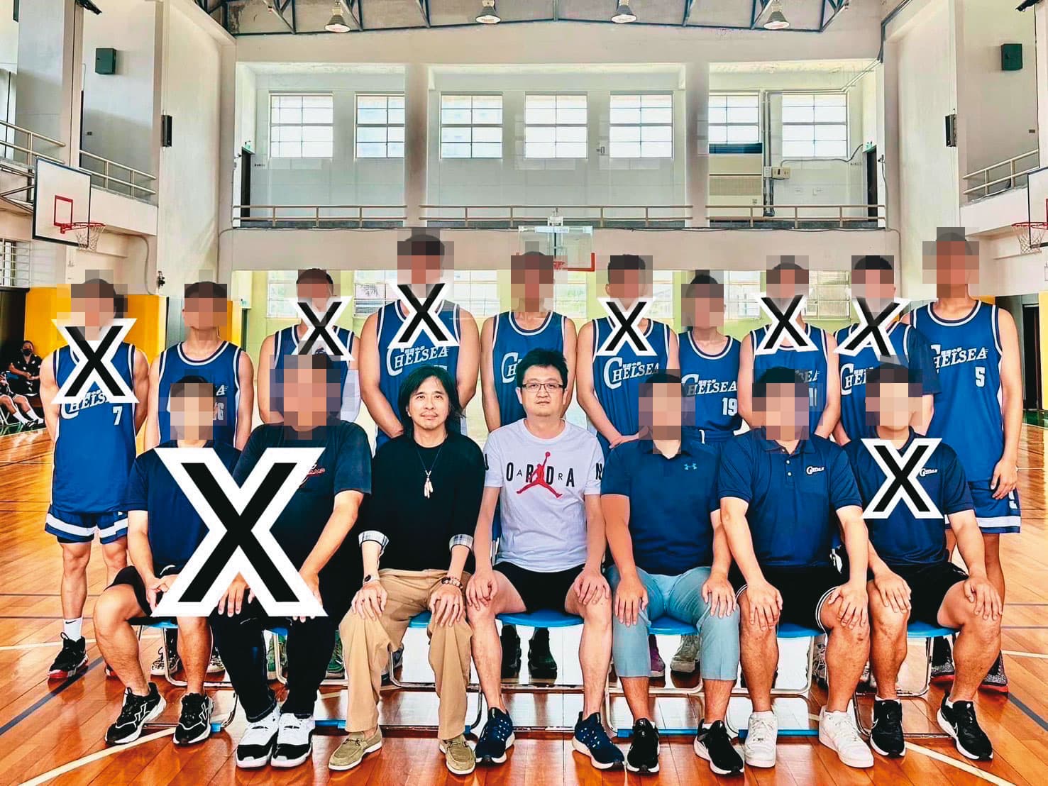 邵之雋(前排左4)透過教育部政務次長葉丙成(前排左3)挖角多名球員至開南高中,但已有多人(打X者)退隊。(讀者提供)