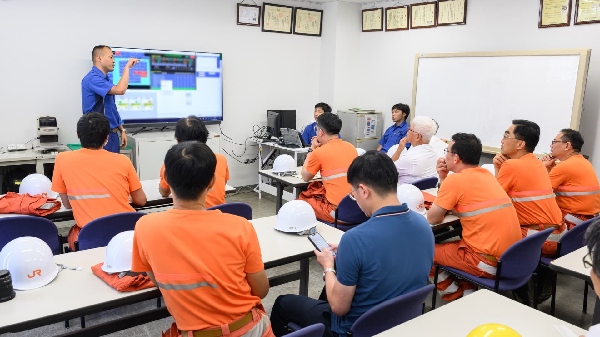 為了將流程標準化,王和清擔任種子教官,將知識傳承給同事們。