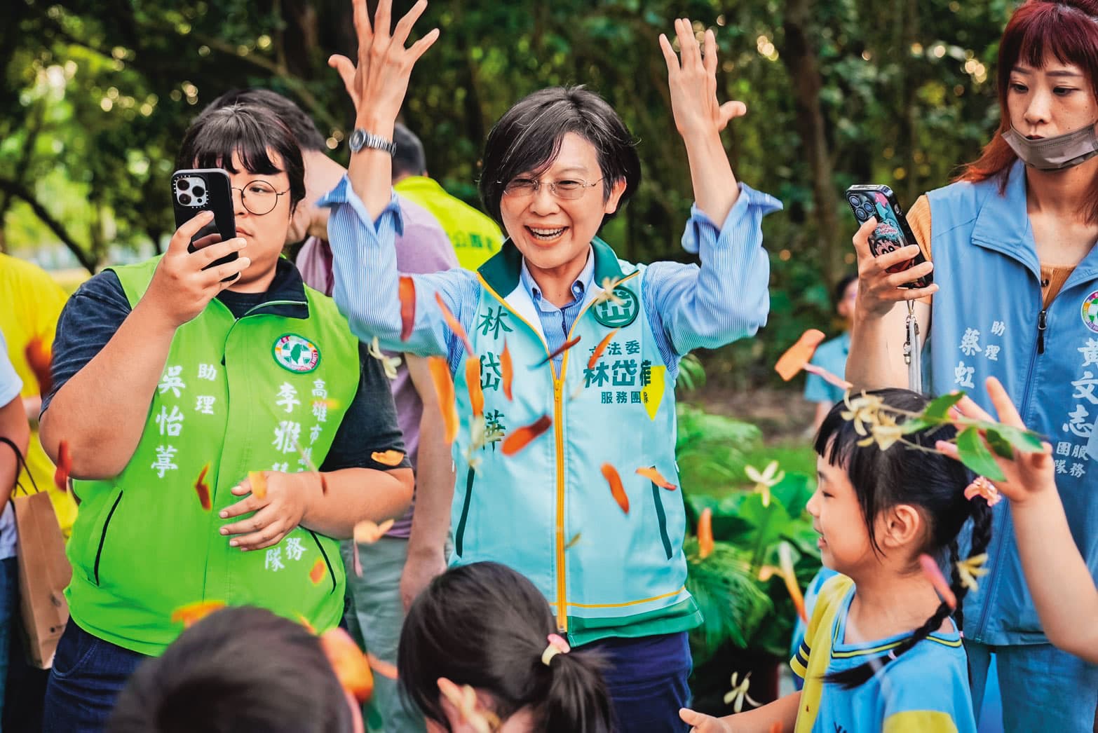 林岱樺(右)跟邱議瑩都在進行形象轉換,經營青年、都會選民。(翻攝林岱樺臉書)