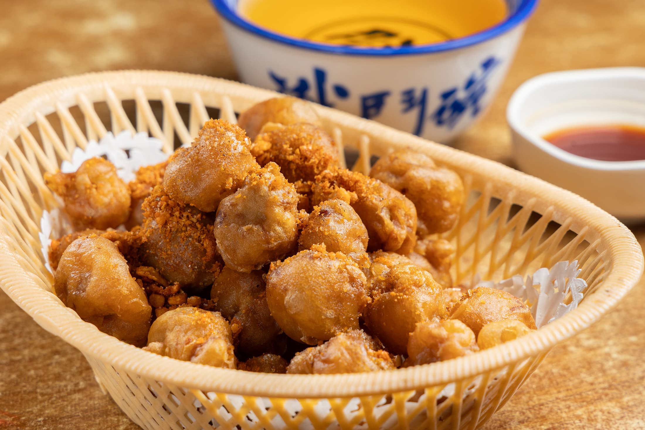 彈牙脆口的「椒鹽八爪魚咀」,是店內牆上力薦的必點小食。(港幣85元/份,約NT$328)