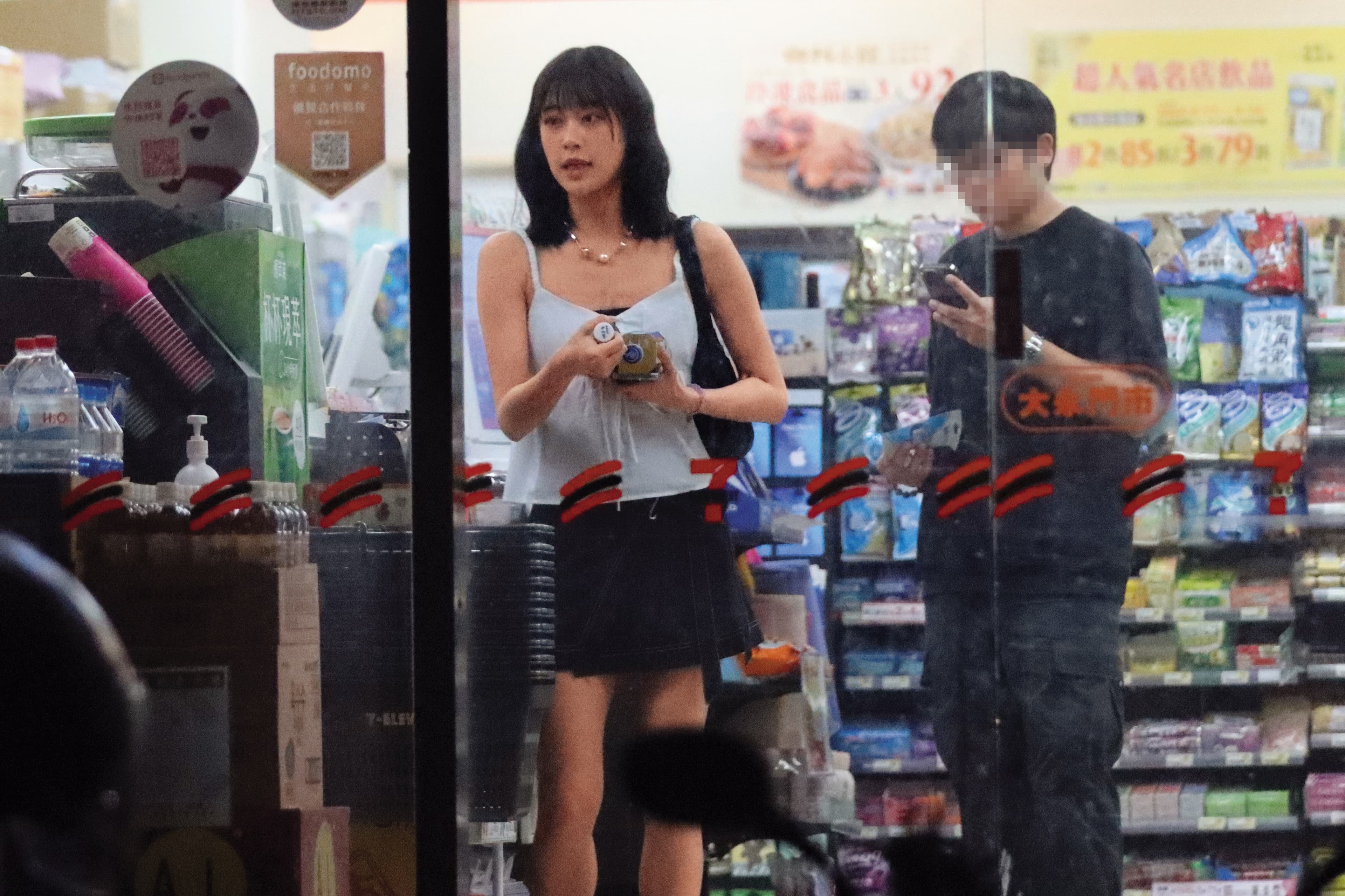 00:24,將車停回林亭翰家後,雨婷先到便利商店買東西。