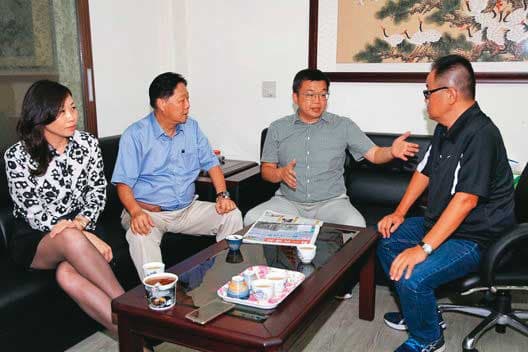 袁昶平(左2)因投資辦報而結識現任妻子吳宛庭(左1),2人還曾一起與時任立院副院長的蔡其昌(右2)碰面。(讀者提供)